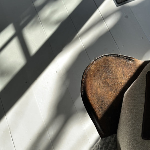 Close-up detaljebillede af laederstol