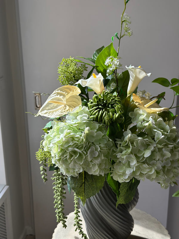 Kunstig blomsterbuket med groenne hortensiaer og hvide calla liljer