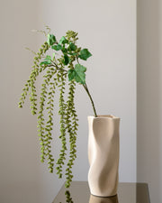 Med sine lange, hængende aks i en blød, støvet grøn nuance tilfører denne kunstige amarant bevægelse og dybde til enhver buket eller vase.

De fine detaljer og det let draperede udtryk giver blomsten et organisk, næsten flydende udseende, der skaber kontrast til mere kompakte blomster. Den naturtro finish og fleksible stilk gør det nemt at forme og placere den præcis, som du ønsker – hvad end du går efter noget vildt og frodigt eller enkelt og elegant.

En karakterfuld og vedligeholdelsesfri tilføjelse, der