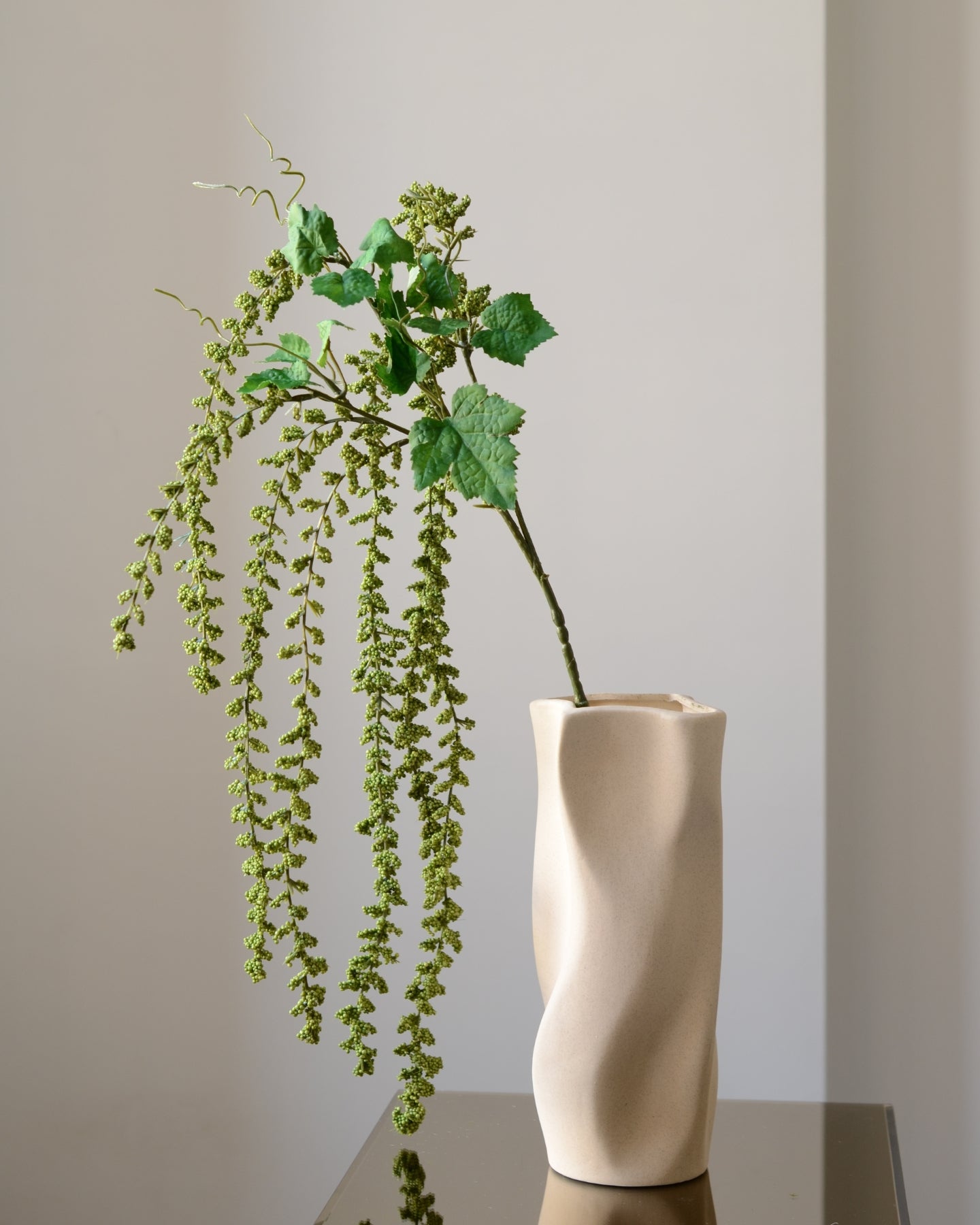 Med sine lange, hængende aks i en blød, støvet grøn nuance tilfører denne kunstige amarant bevægelse og dybde til enhver buket eller vase.

De fine detaljer og det let draperede udtryk giver blomsten et organisk, næsten flydende udseende, der skaber kontrast til mere kompakte blomster. Den naturtro finish og fleksible stilk gør det nemt at forme og placere den præcis, som du ønsker – hvad end du går efter noget vildt og frodigt eller enkelt og elegant.

En karakterfuld og vedligeholdelsesfri tilføjelse, der