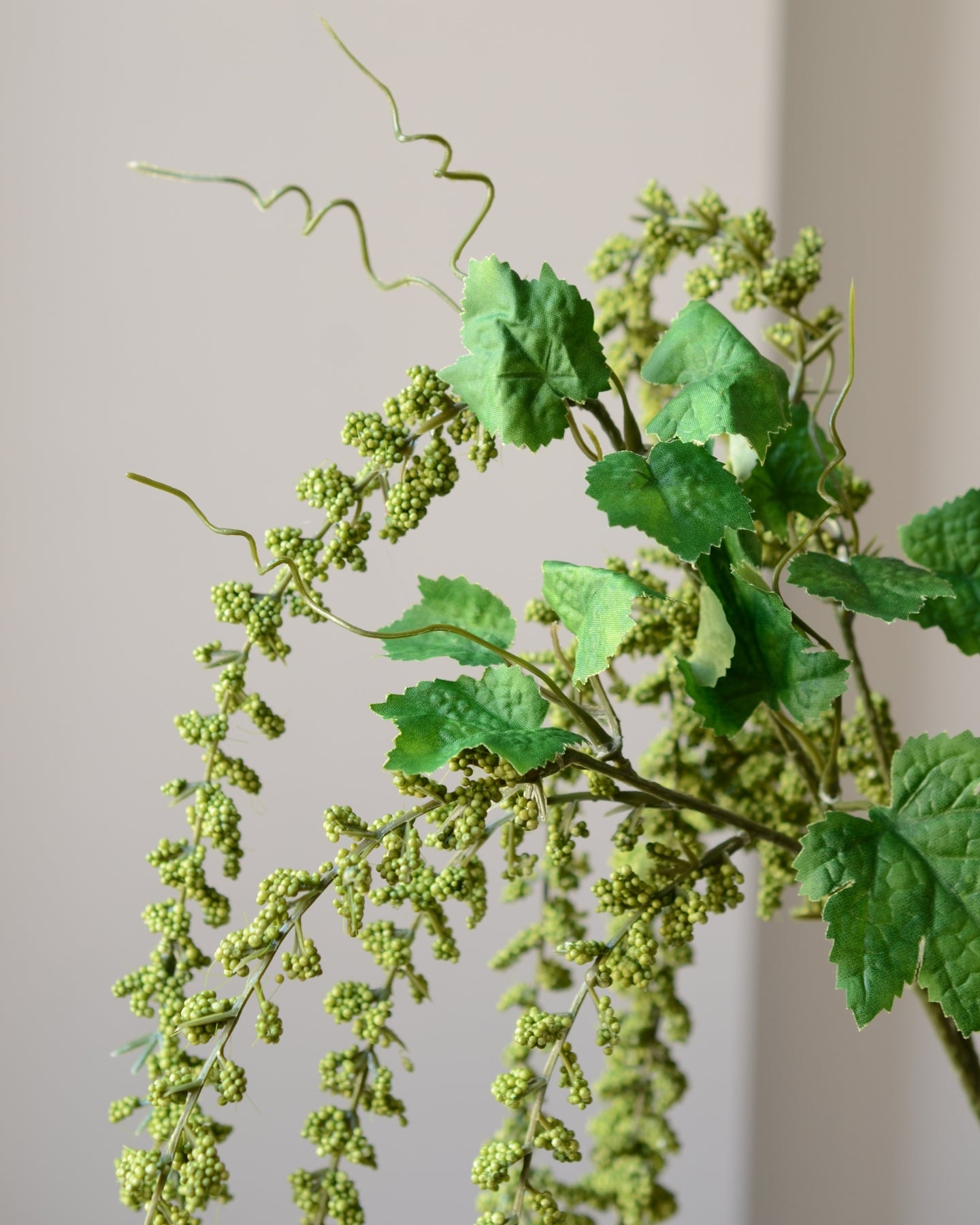 Med sine lange, hængende aks i en blød, støvet grøn nuance tilfører denne kunstige amarant bevægelse og dybde til enhver buket eller vase.

De fine detaljer og det let draperede udtryk giver blomsten et organisk, næsten flydende udseende, der skaber kontrast til mere kompakte blomster. Den naturtro finish og fleksible stilk gør det nemt at forme og placere den præcis, som du ønsker – hvad end du går efter noget vildt og frodigt eller enkelt og elegant.

En karakterfuld og vedligeholdelsesfri tilføjelse, der