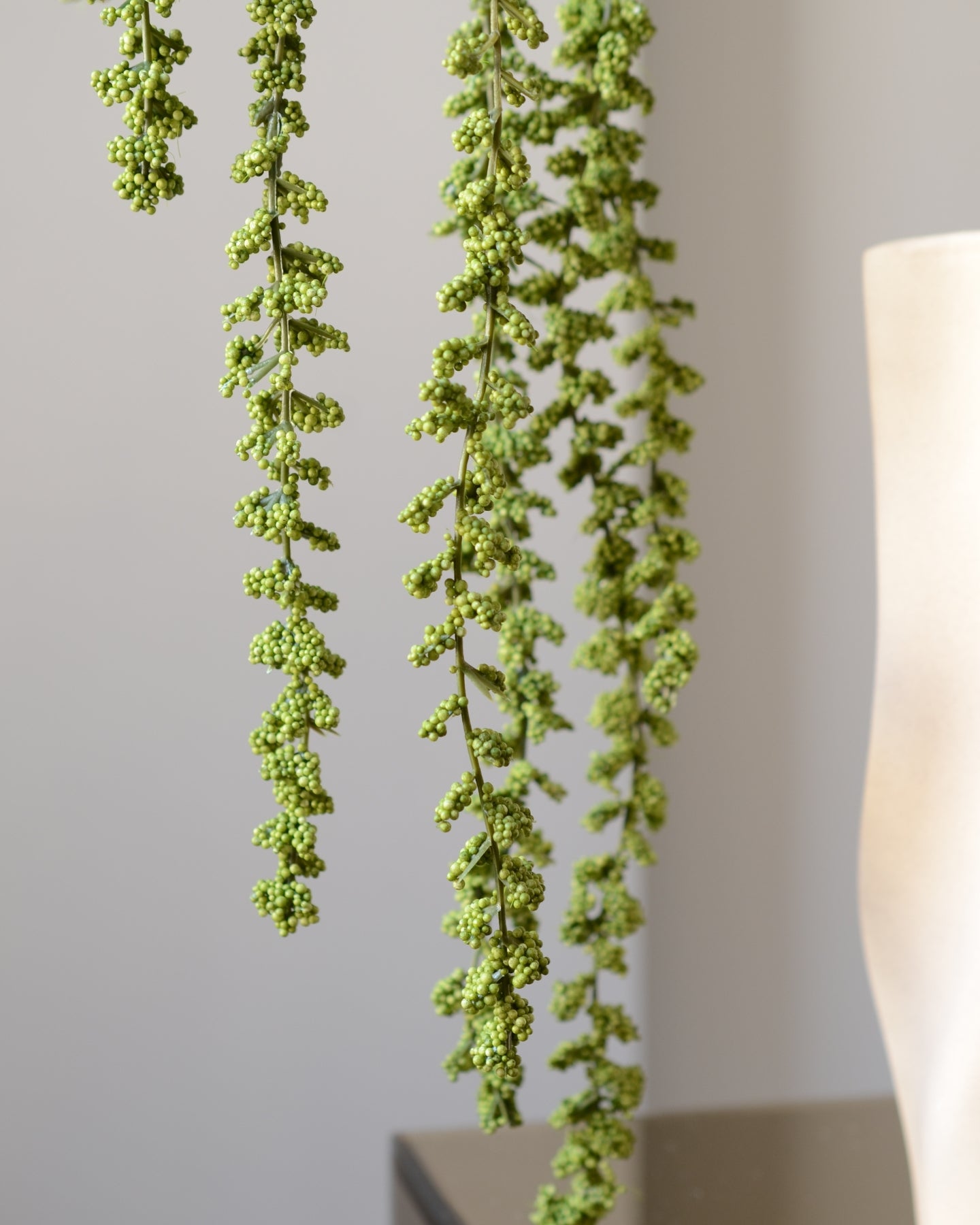 Med sine lange, hængende aks i en blød, støvet grøn nuance tilfører denne kunstige amarant bevægelse og dybde til enhver buket eller vase.

De fine detaljer og det let draperede udtryk giver blomsten et organisk, næsten flydende udseende, der skaber kontrast til mere kompakte blomster. Den naturtro finish og fleksible stilk gør det nemt at forme og placere den præcis, som du ønsker – hvad end du går efter noget vildt og frodigt eller enkelt og elegant.

En karakterfuld og vedligeholdelsesfri tilføjelse, der