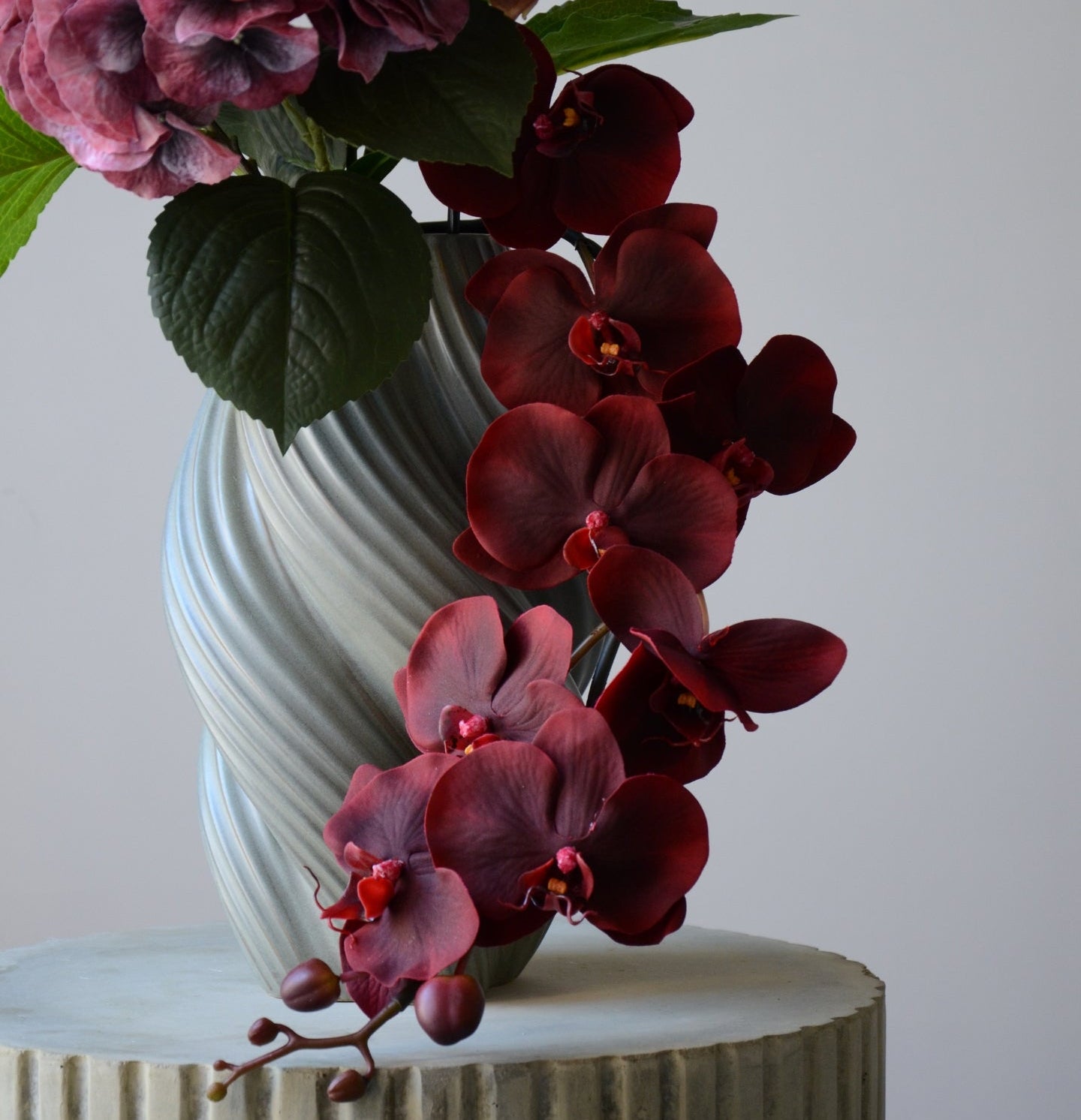 Nærbillede af en kunstig dybrød orkidé 