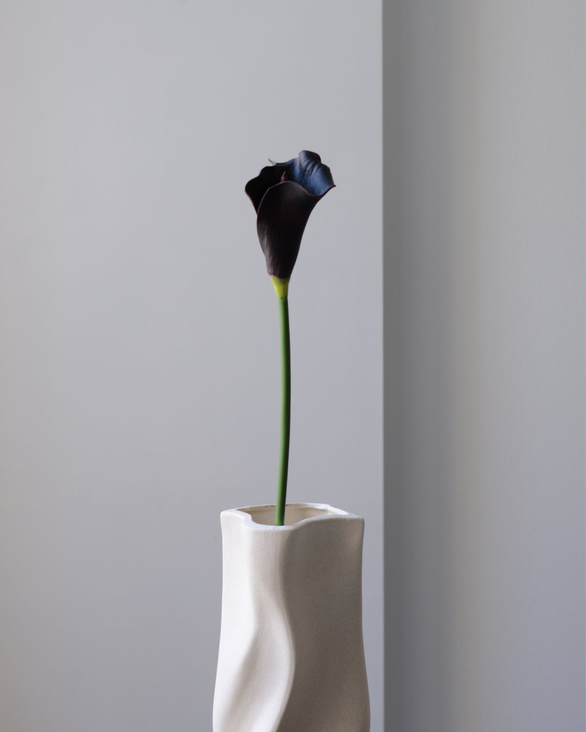 Kunstig sort calla lilje fra Bloomgaard