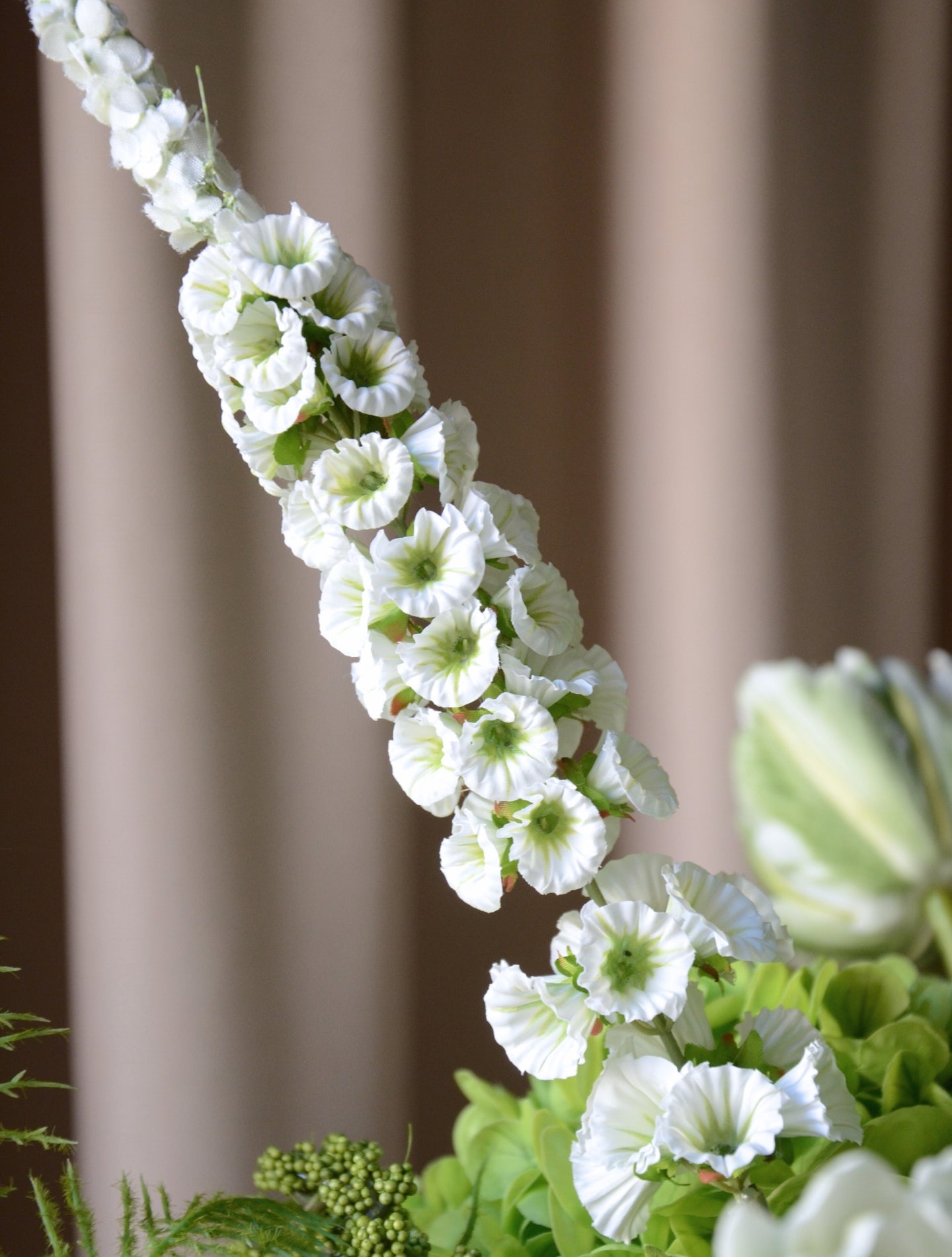 En stor, imponerende buket, hvor grønne nuancer smelter sammen med kølige blå toner i en elegant og luksuriøs komposition. Buketten emmer af eksklusivitet, ro og styrke – ideel som centerpiece eller som en markant, betagende dekoration i hjemmet eller på kontoret.

Buketten er bygget op af store, silkebløde hortensiahoveder i grøn og blå, omgivet af elegante tulipaner, chrysanthemum og karakterfulde foxtail og bells of ireland, der tilfører buketten en skulpturel lethed, mens de luftige bregner og hængende 