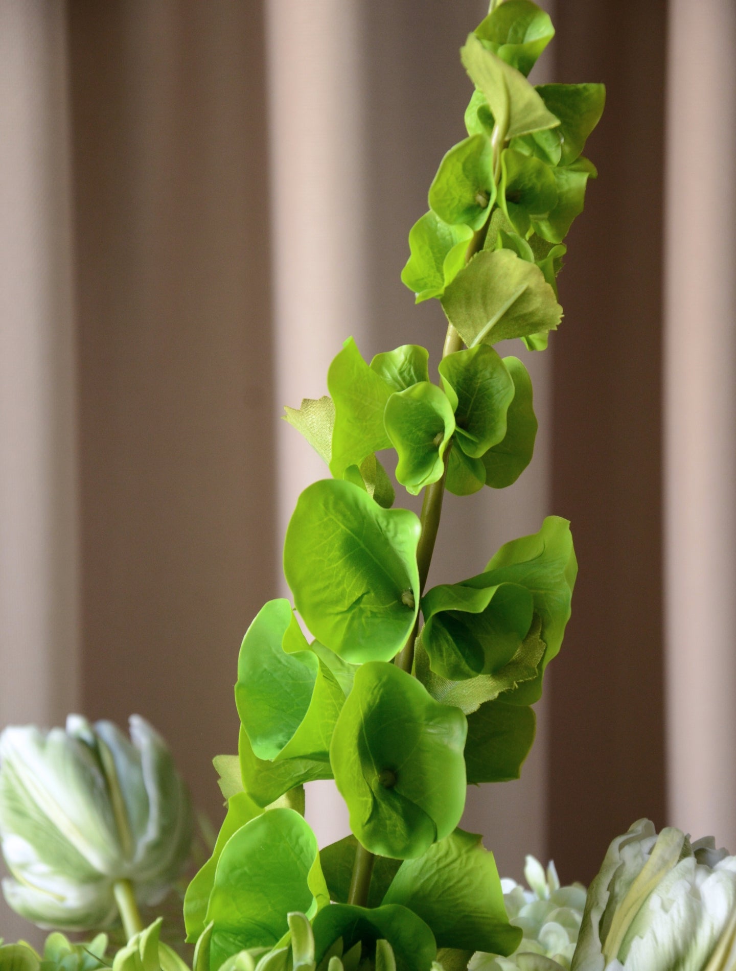 En stor, imponerende buket, hvor grønne nuancer smelter sammen med kølige blå toner i en elegant og luksuriøs komposition. Buketten emmer af eksklusivitet, ro og styrke – ideel som centerpiece eller som en markant, betagende dekoration i hjemmet eller på kontoret.

Buketten er bygget op af store, silkebløde hortensiahoveder i grøn og blå, omgivet af elegante tulipaner, chrysanthemum og karakterfulde foxtail og bells of ireland, der tilfører buketten en skulpturel lethed, mens de luftige bregner og hængende 