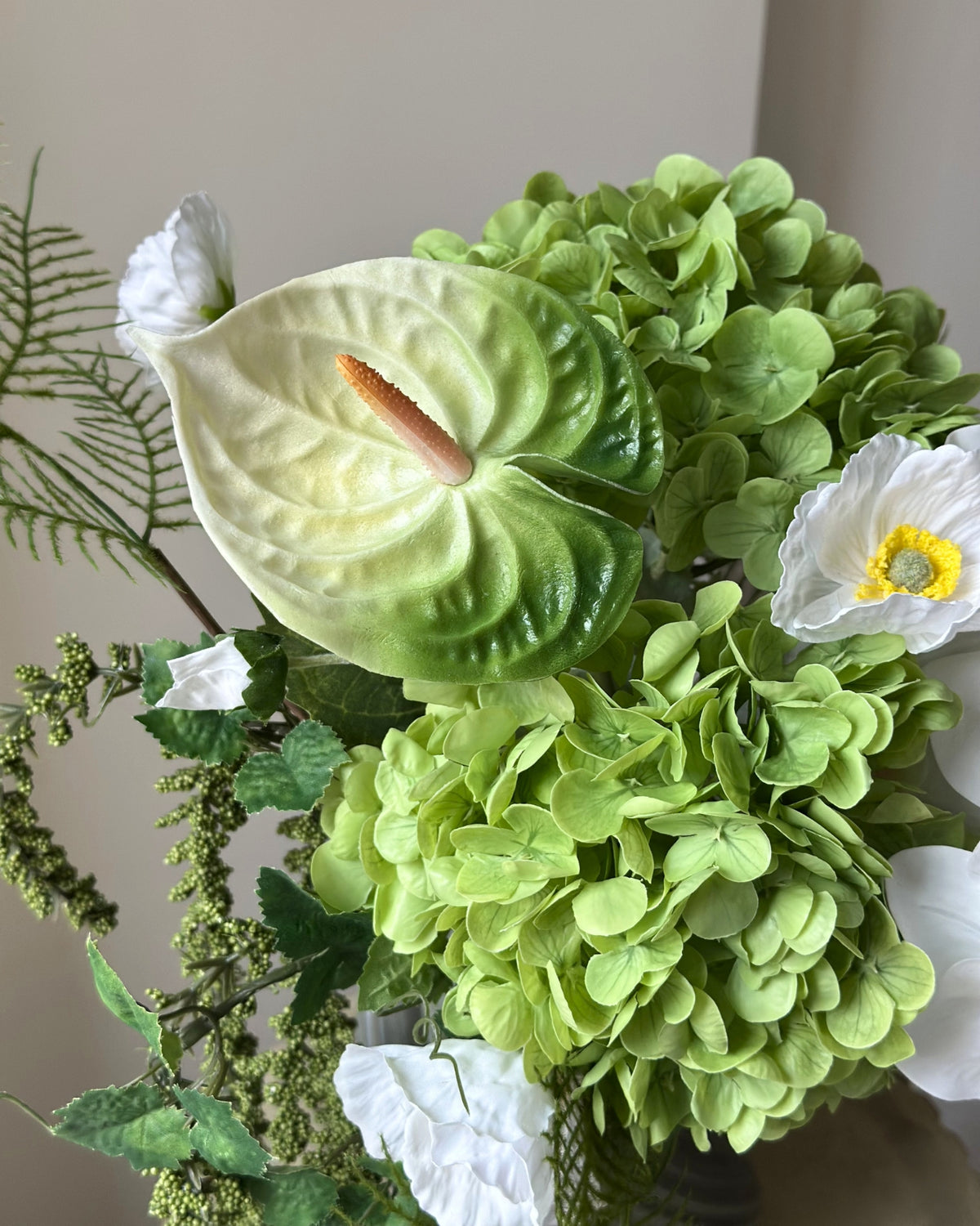 Evighedsbuket af kunstige blomster i groen og hvid