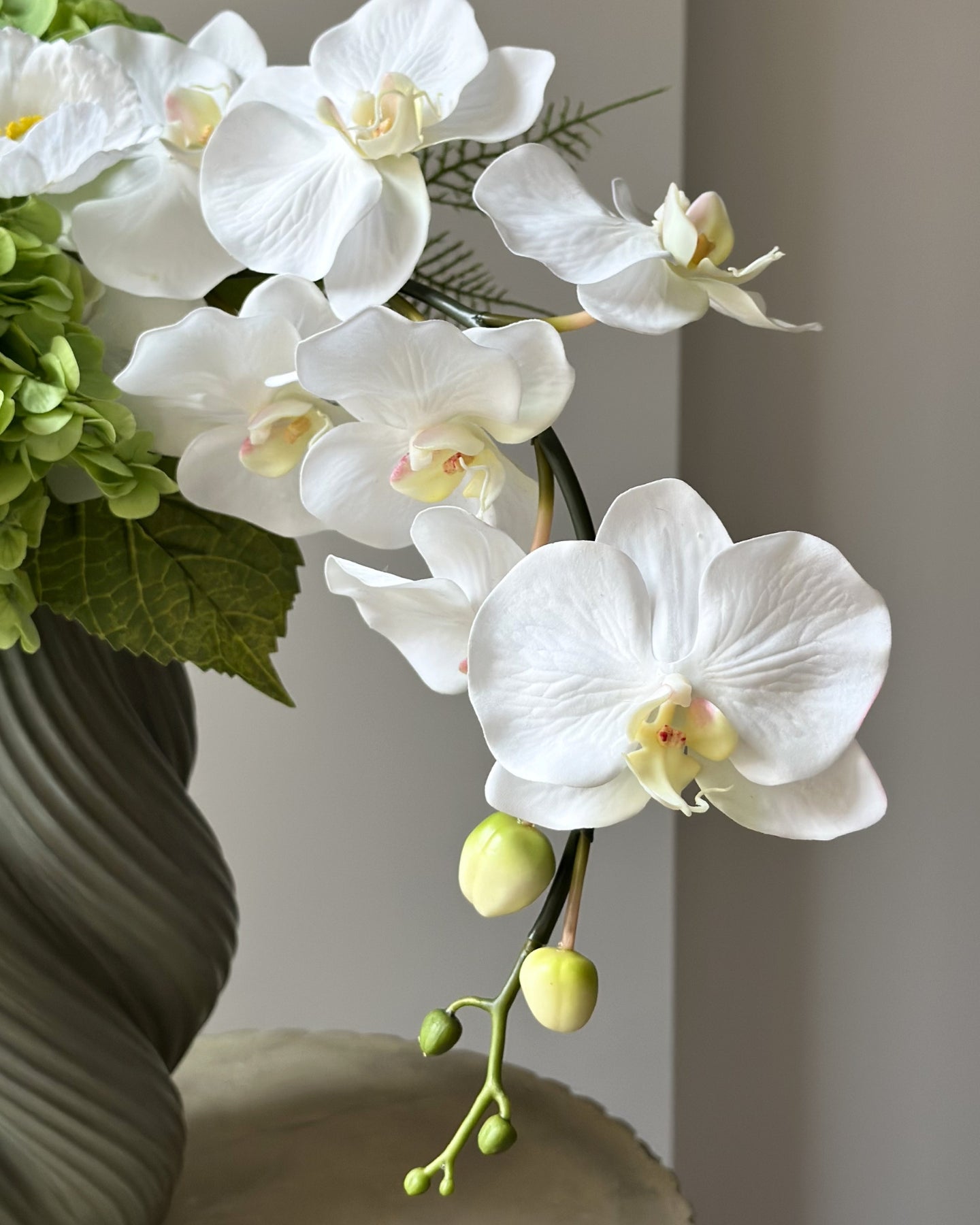 Evighedsbuket af kunstige blomster i groen og hvid