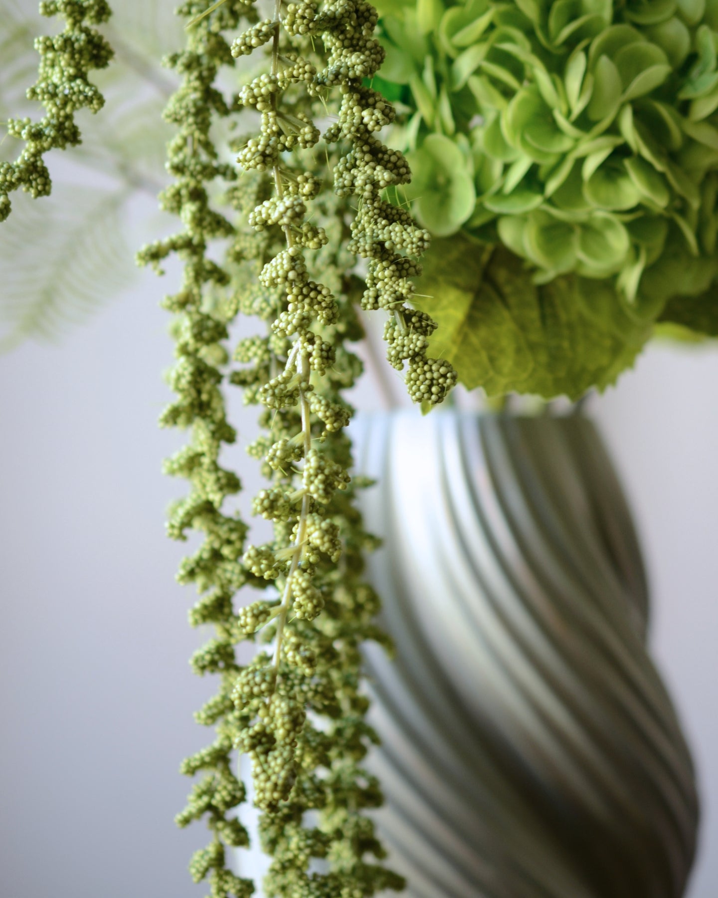 En elegant evighedsbuket i klare hvide og grønne nuancer, hvor den smukke orkidé får lov at træde i karakter med sit yndefulde udtryk. De fine, silkebløde kronblade er udformet med stor omhu og føles næsten som en ægte blomst. Kombinationen af lyse toner og friske grønne elementer skaber et roligt, sofistikeret udtryk – perfekt til dig, der elsker et let og eksklusivt look i hjemmet.
Både tidløs og moderne på én gang.