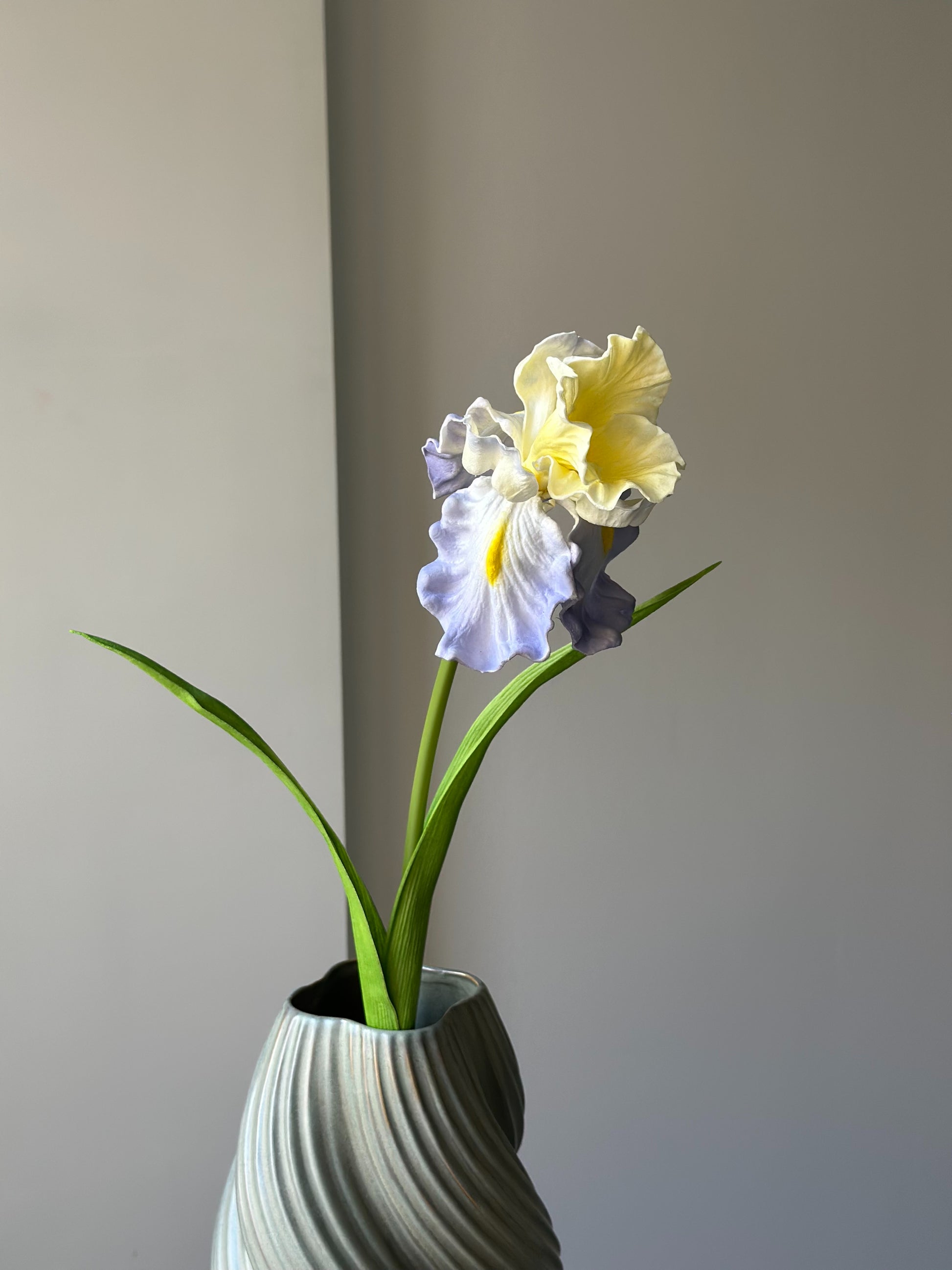 Kunstig blå og gul iris stilk fra Bloomgaard