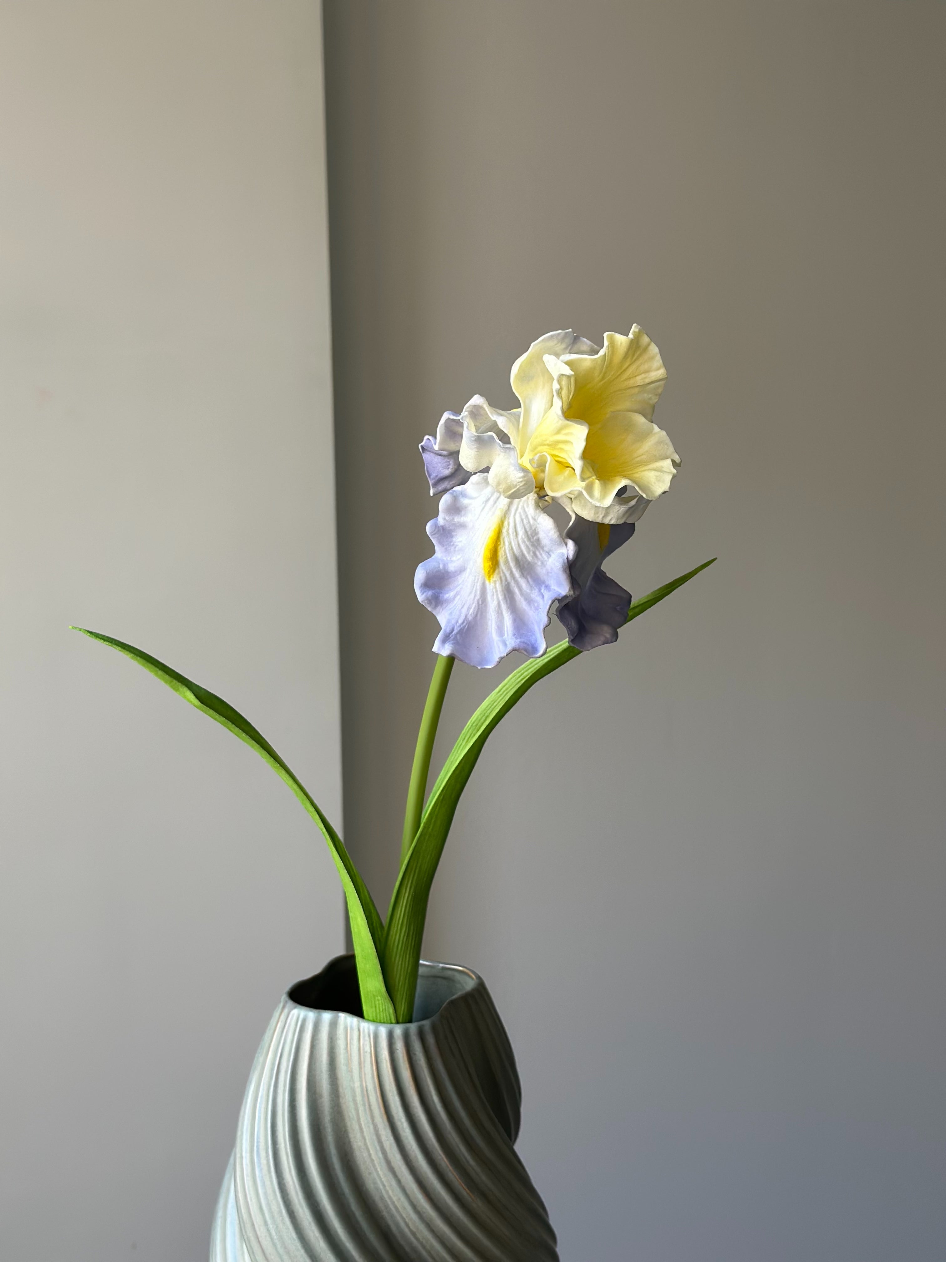Kunstig blå og gul iris stilk fra Bloomgaard