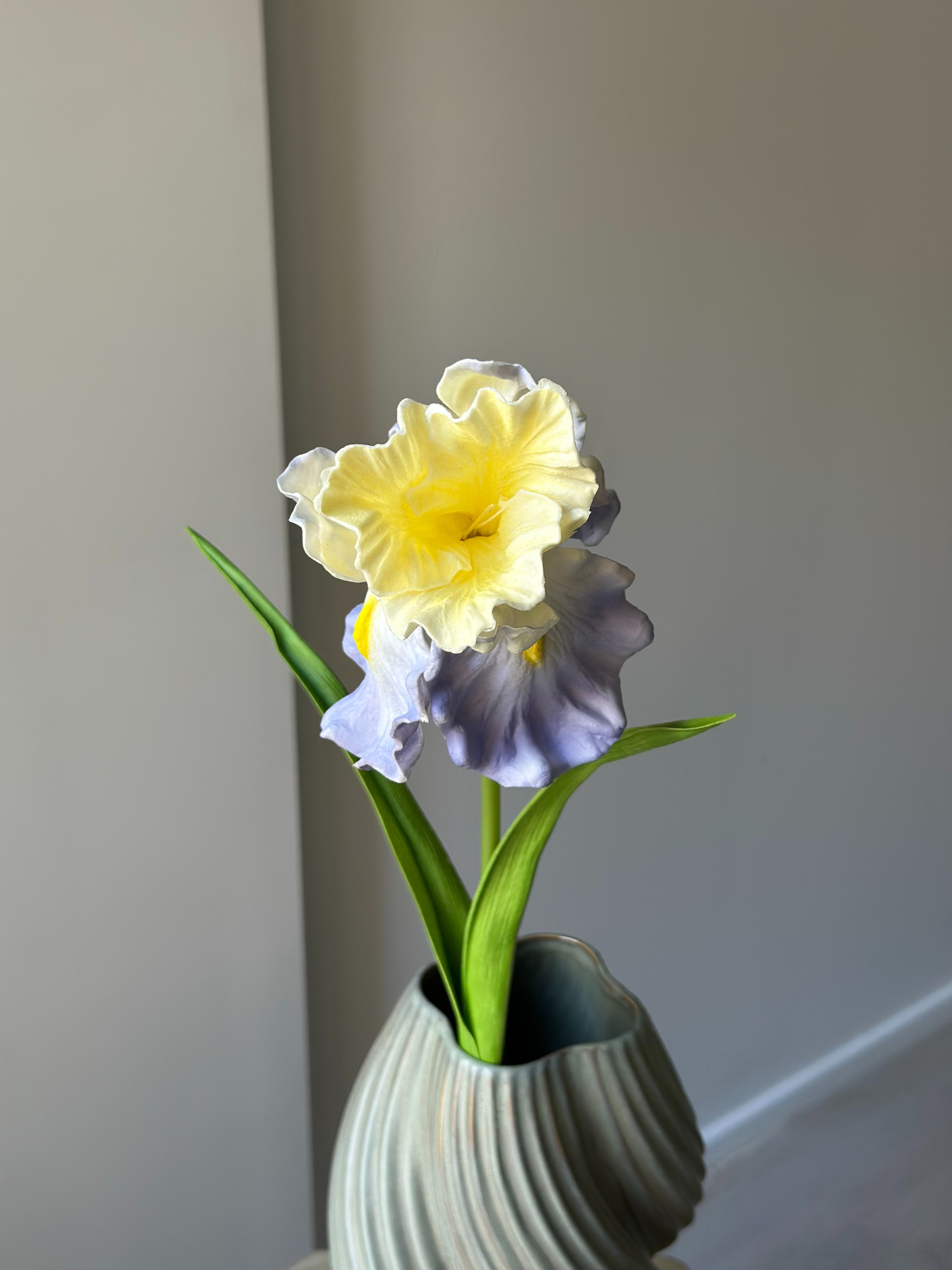 Kunstig blå og gul iris stilk fra Bloomgaard