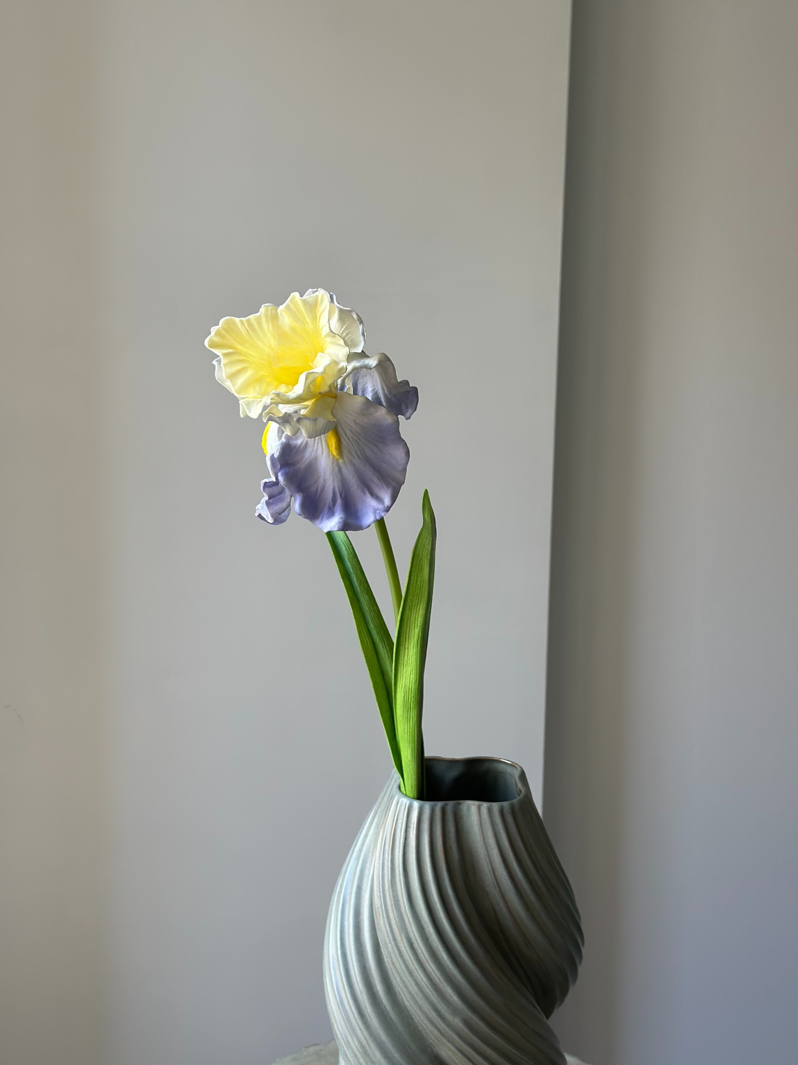 Kunstig blå og gul iris stilk fra Bloomgaard