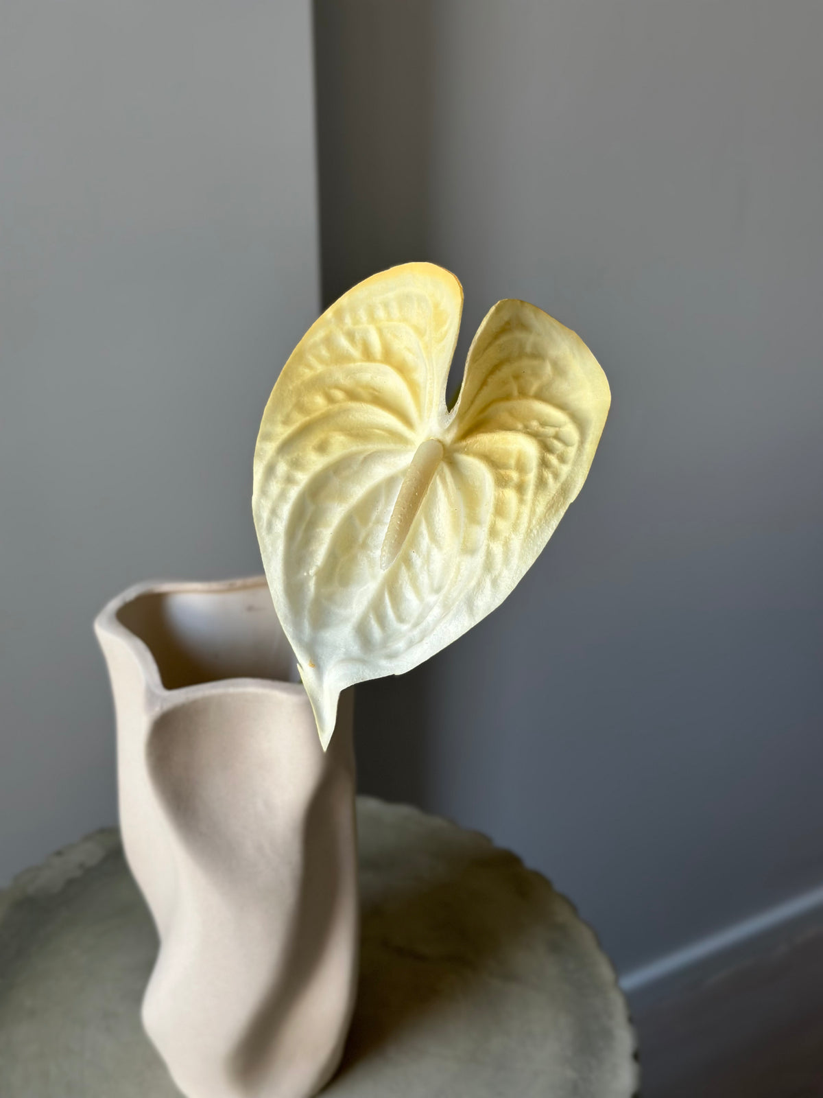 Kunstig gul anthurium fra Bloomgaard