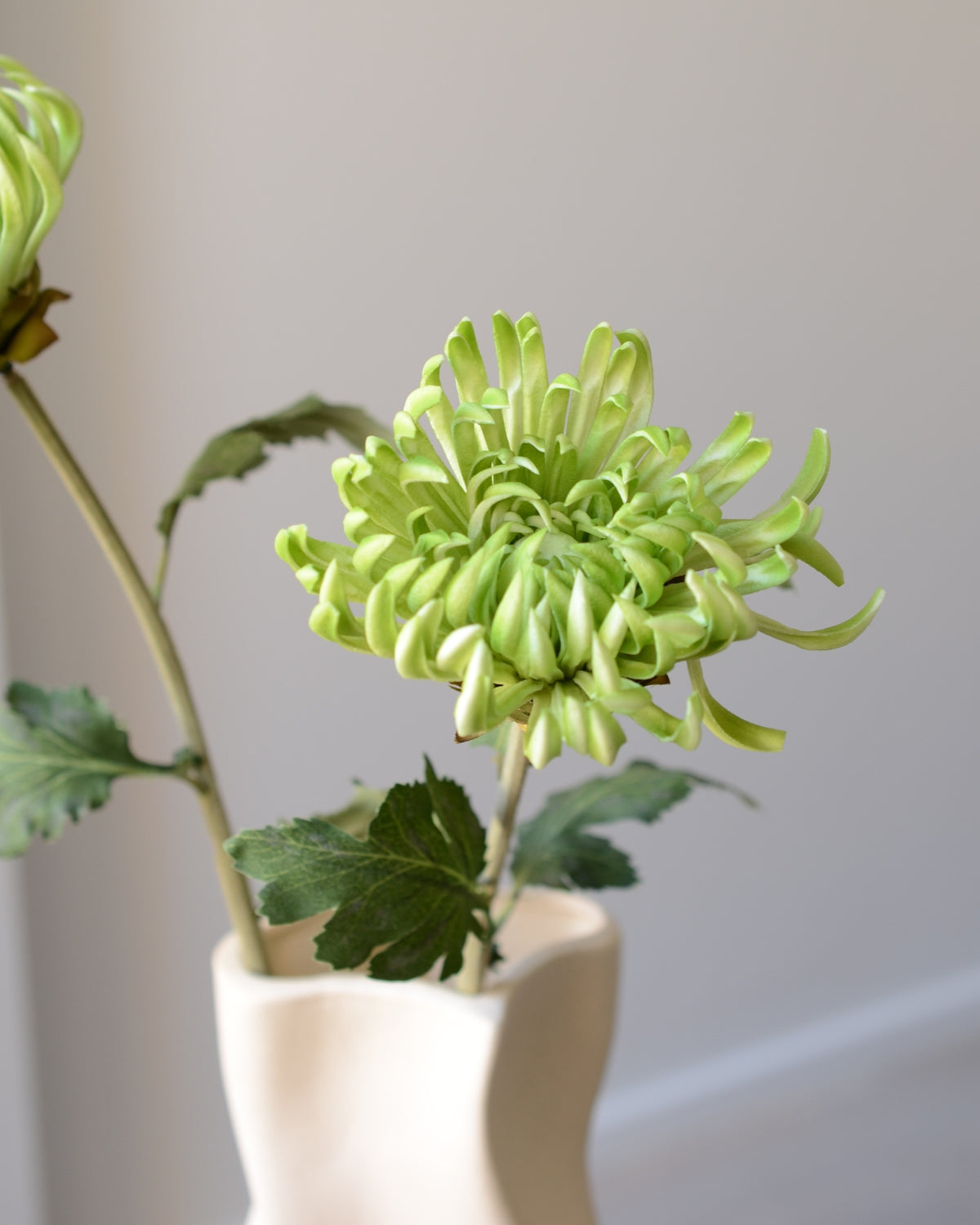 Kunstig lysegrøn kaktusdahlia fra Bloomgaard