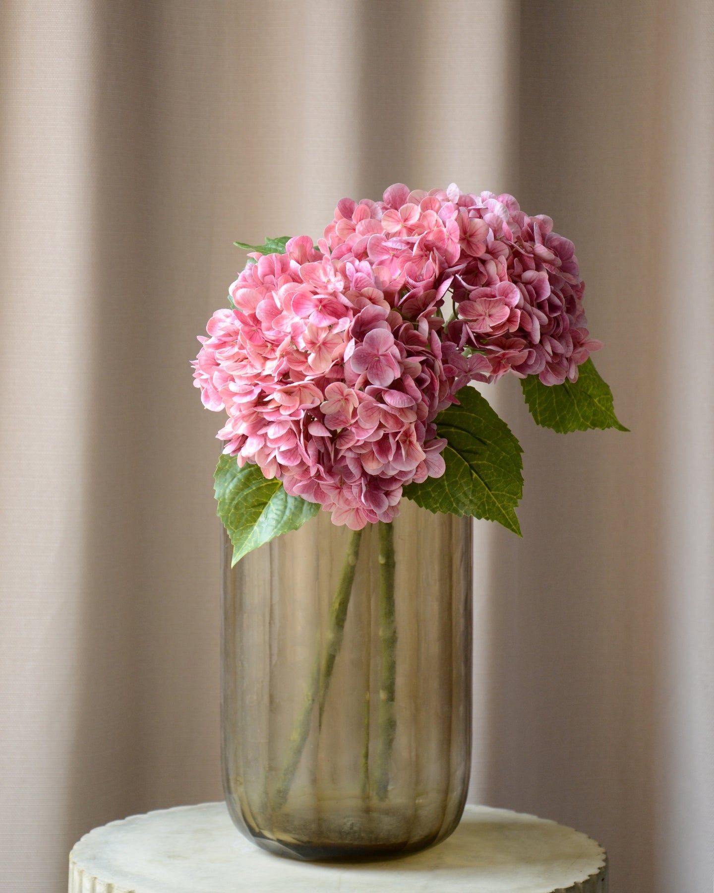 The artificial pink hydrangea is a striking flower that adds a romantic and vibrant touch to any bouquet or arrangement. With its lush flower heads in beautiful, warm shades, it creates a colorful and inviting atmosphere. The detailed blooms and green leaves give a natural, realistic look, while its long-lasting quality makes it a maintenance-free choice.

Stem measures 49 cm.