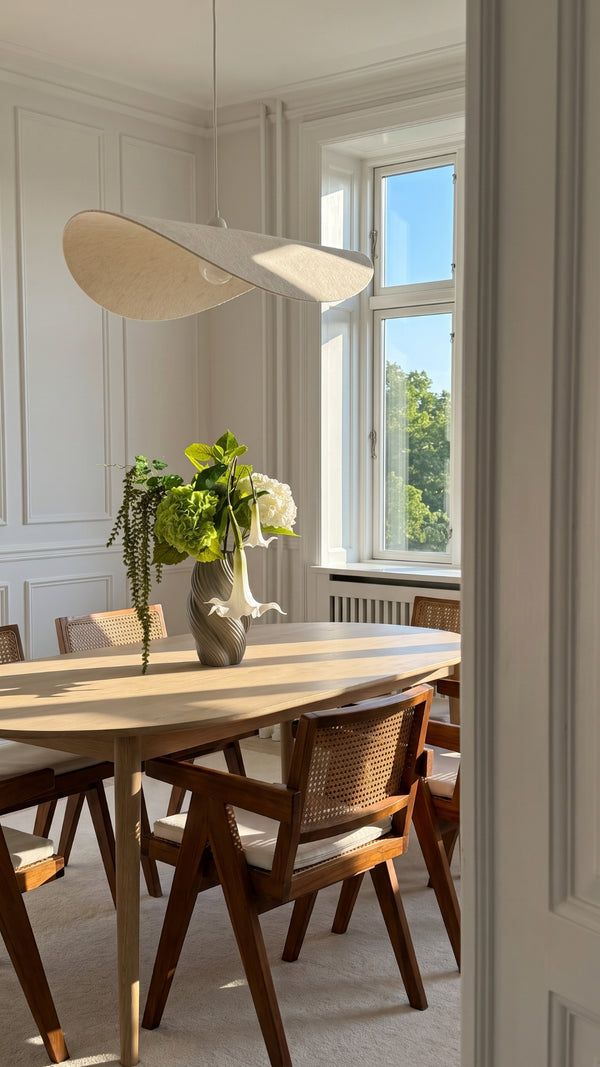Kunstig blomsterbuket i hvid og groen på spisebord