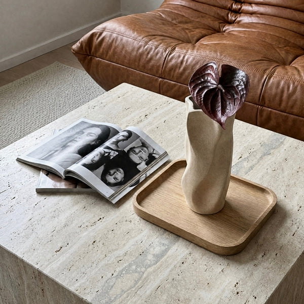 Dybroed kunstig anthurium på travertin stuebord