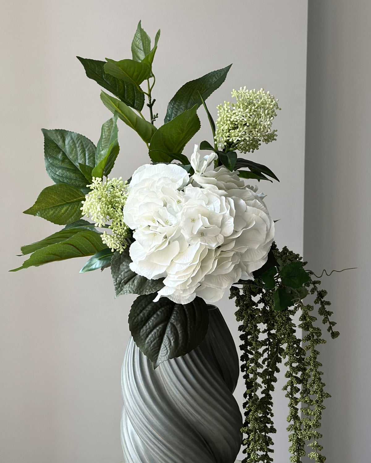 Evighedsbuket af kunstige blomster. Indeholder blandt andet en kunstig hvid hortensia 