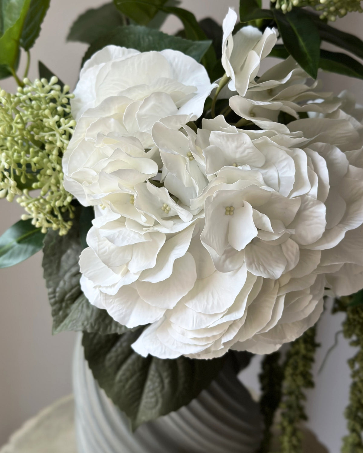 Evighedsbuket af kunstige blomster. Indeholder blandt andet en kunstig hvid hortensia 