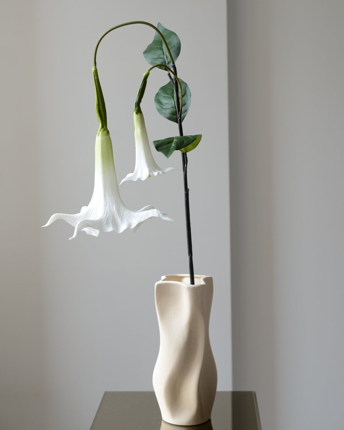 Den kunstige engletrompet med to elegante, hvide blomsterhoveder er det perfekte valg, når du vil tilføje et dramatisk og kunstnerisk element til din indretning. De bølgende blomster og mørkegrønne blade er udformet med stor præcision og realisme.

Den vedligeholdelsesfri stilk står smukt alene, men kan også skabe dybde og bevægelse i en buket med andre kunstige blomster.

Stilken måler 83 cm i sin fulde længde.