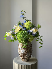 Kunstig blomsterbuket Azure Terrace i blå og grøn fra Bloomgaard