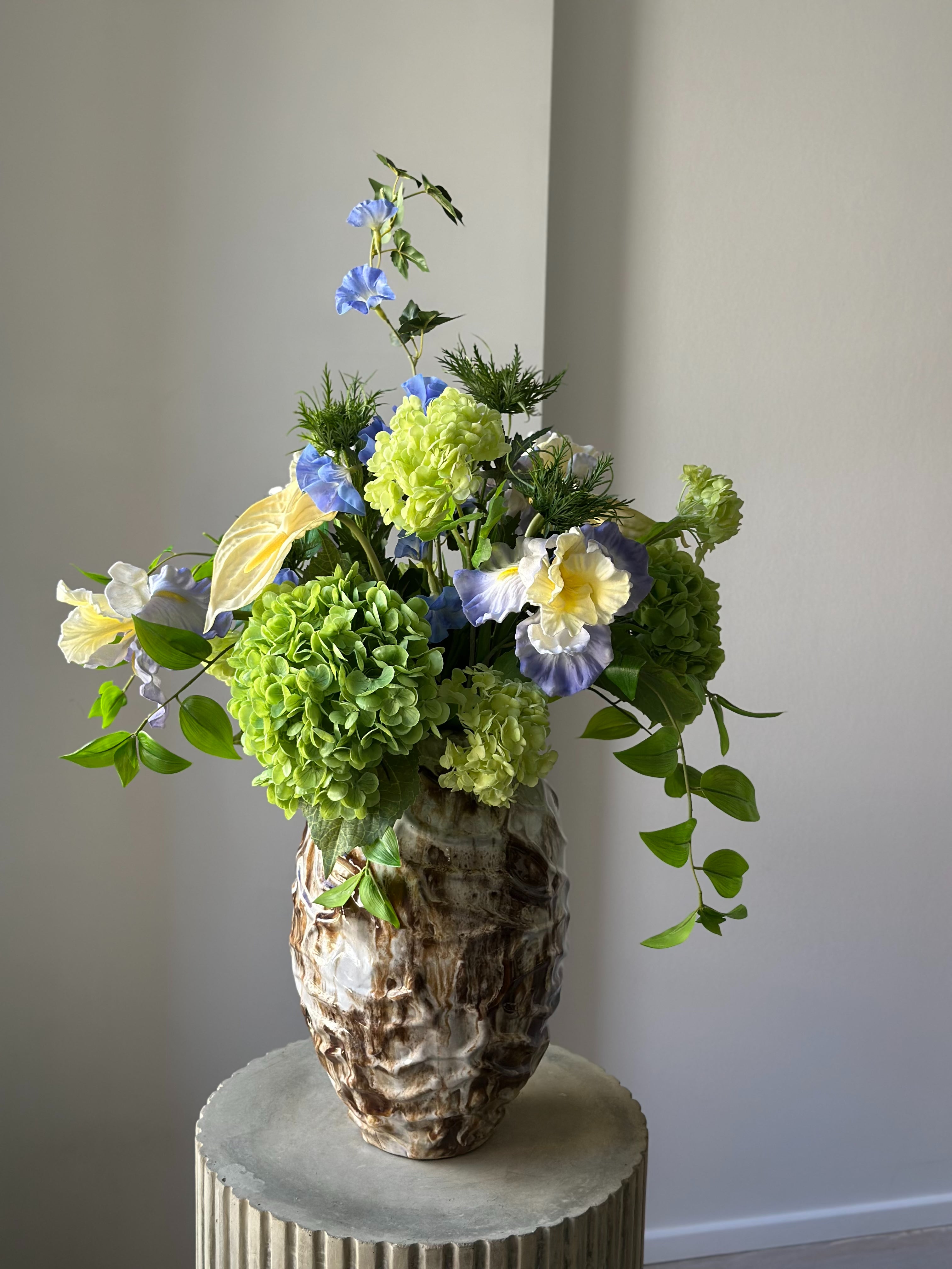 Kunstig blomsterbuket Azure Terrace i blå og grøn fra Bloomgaard