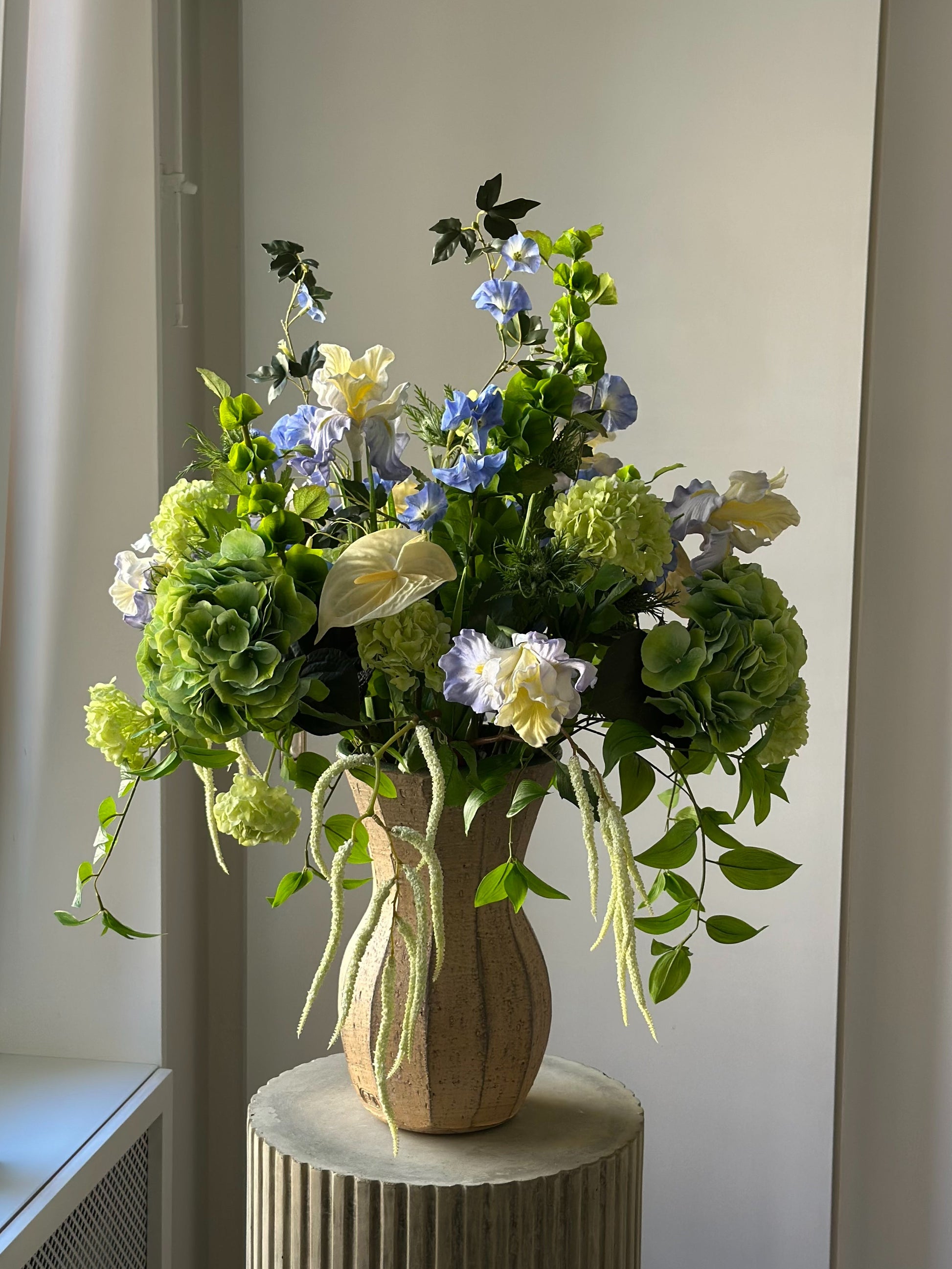 Kunstig blomsterbuket Blue Solarium i blå og grøn fra Bloomgaard