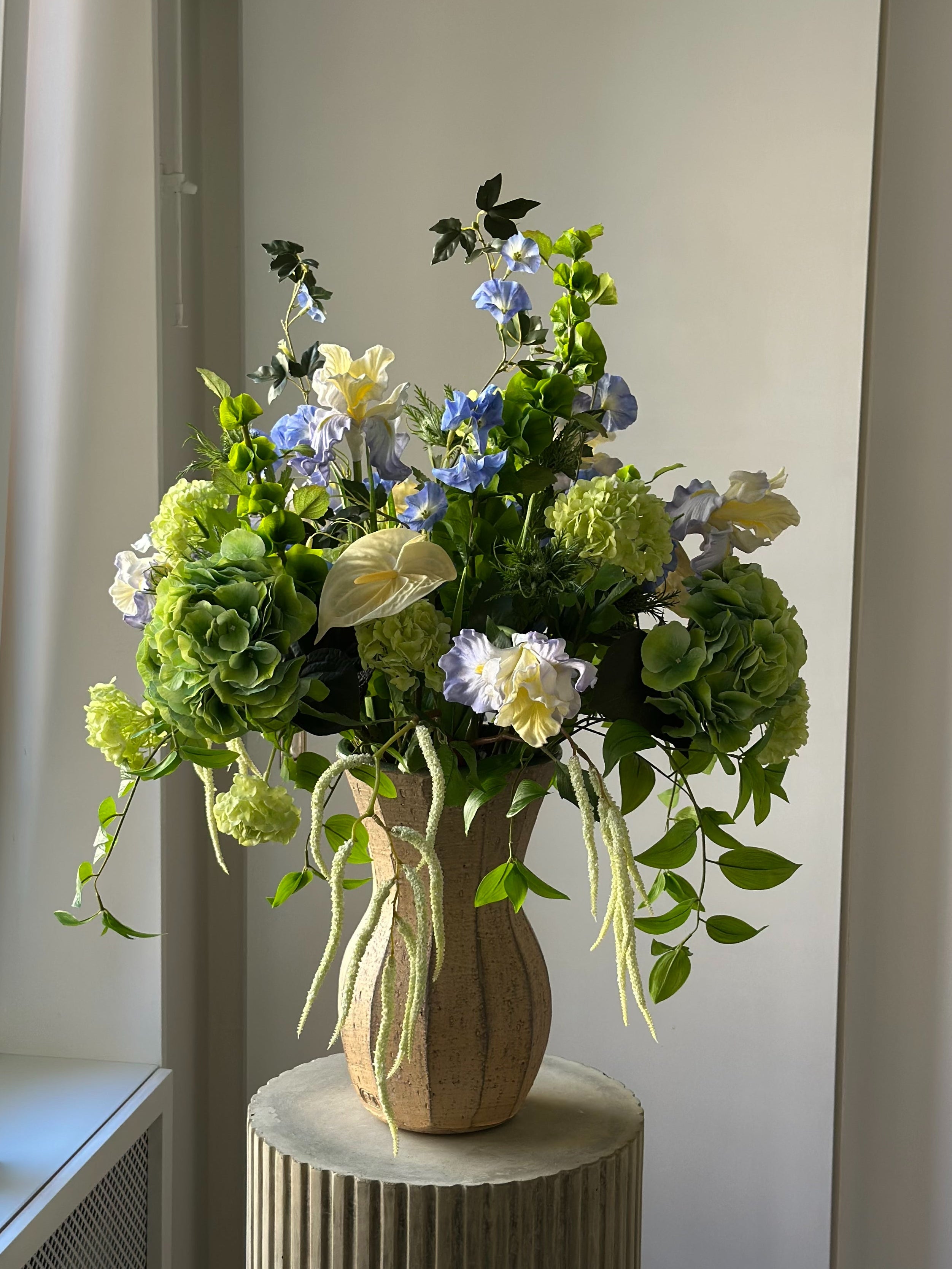 Kunstig blomsterbuket Blue Solarium i blå og grøn fra Bloomgaard