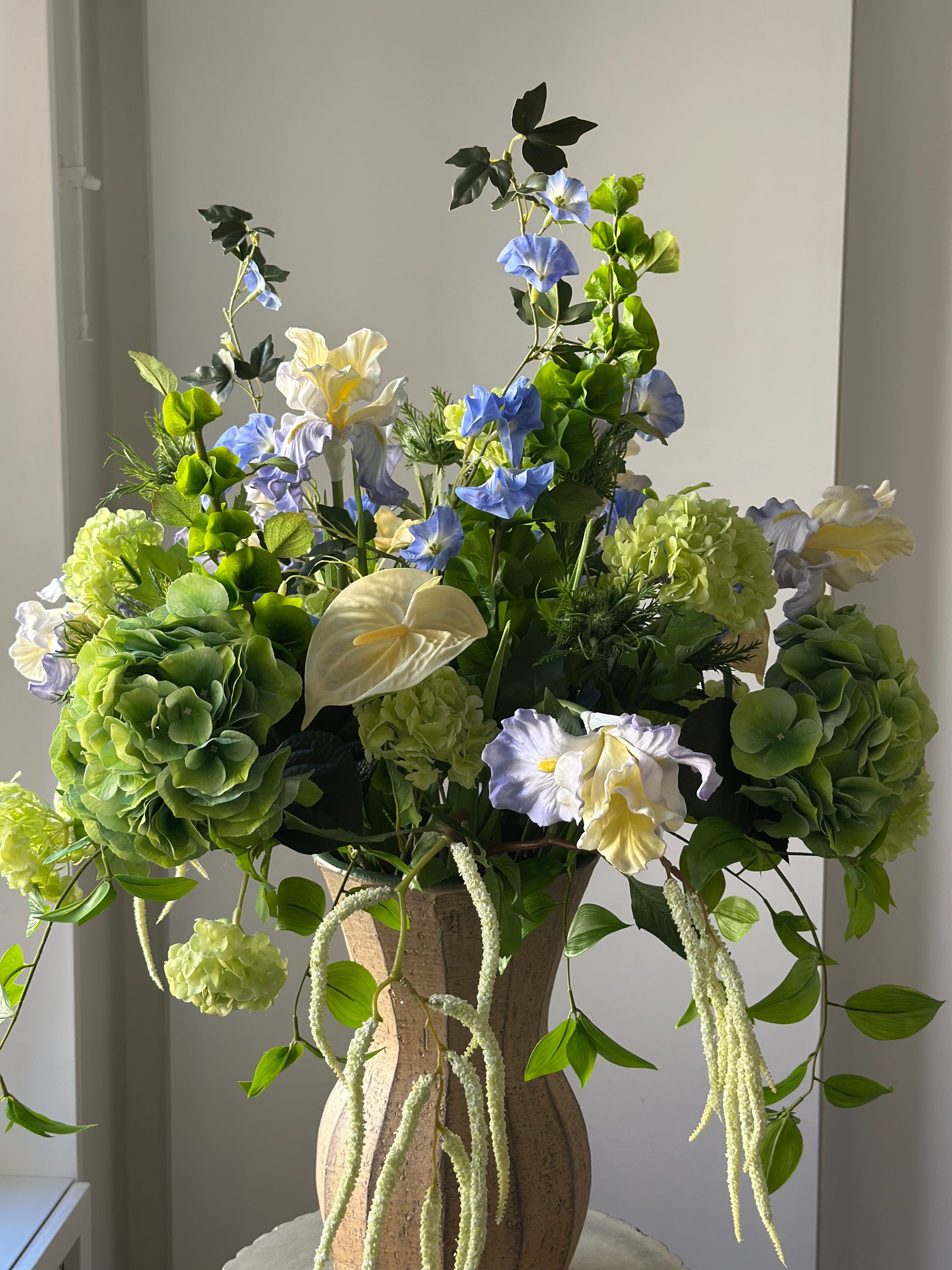 Kunstig blomsterbuket Blue Solarium i blå og grøn fra Bloomgaard