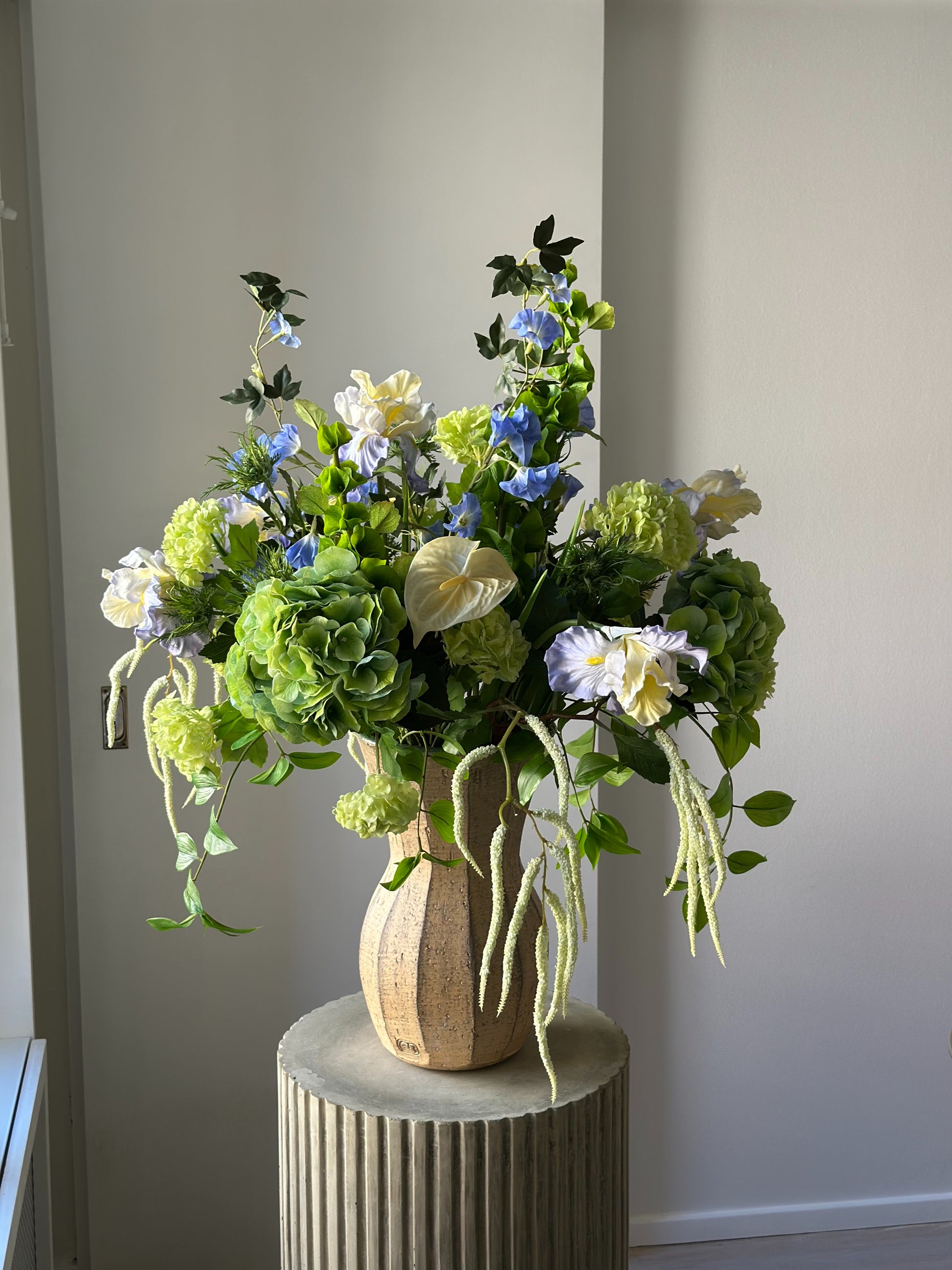 Kunstig blomsterbuket Blue Solarium i blå og grøn fra Bloomgaard