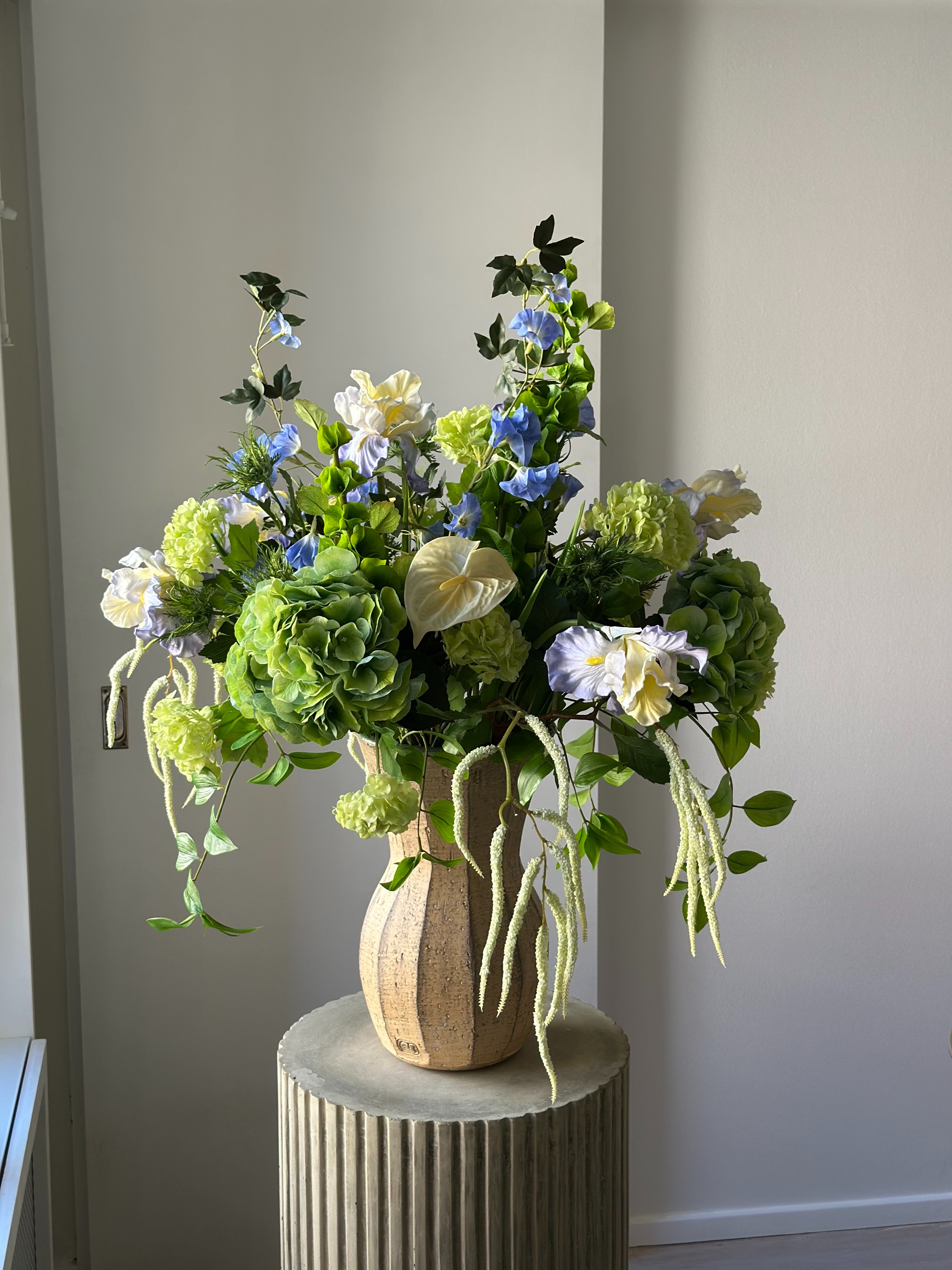 Kunstig blomsterbuket Blue Solarium i blå og grøn fra Bloomgaard