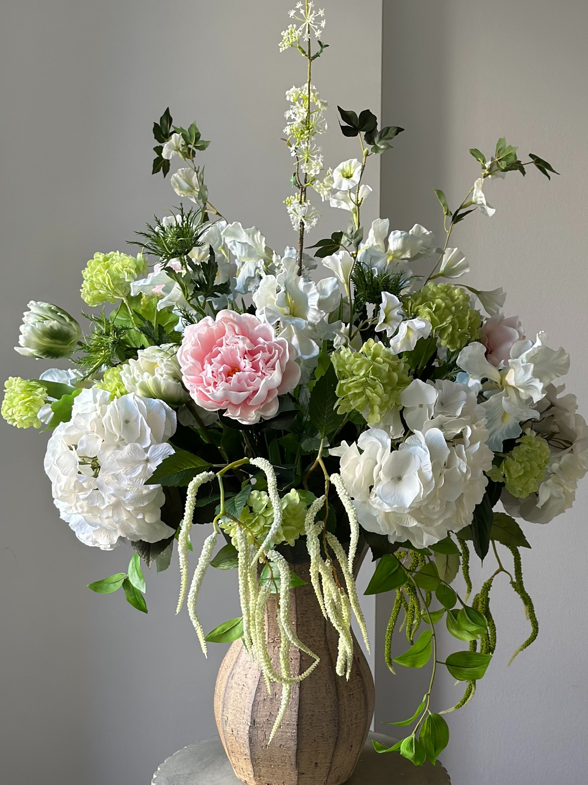 Kunstig blomsterbuket Peony Court i lyserød, hvid og grøn fra Bloomgaard