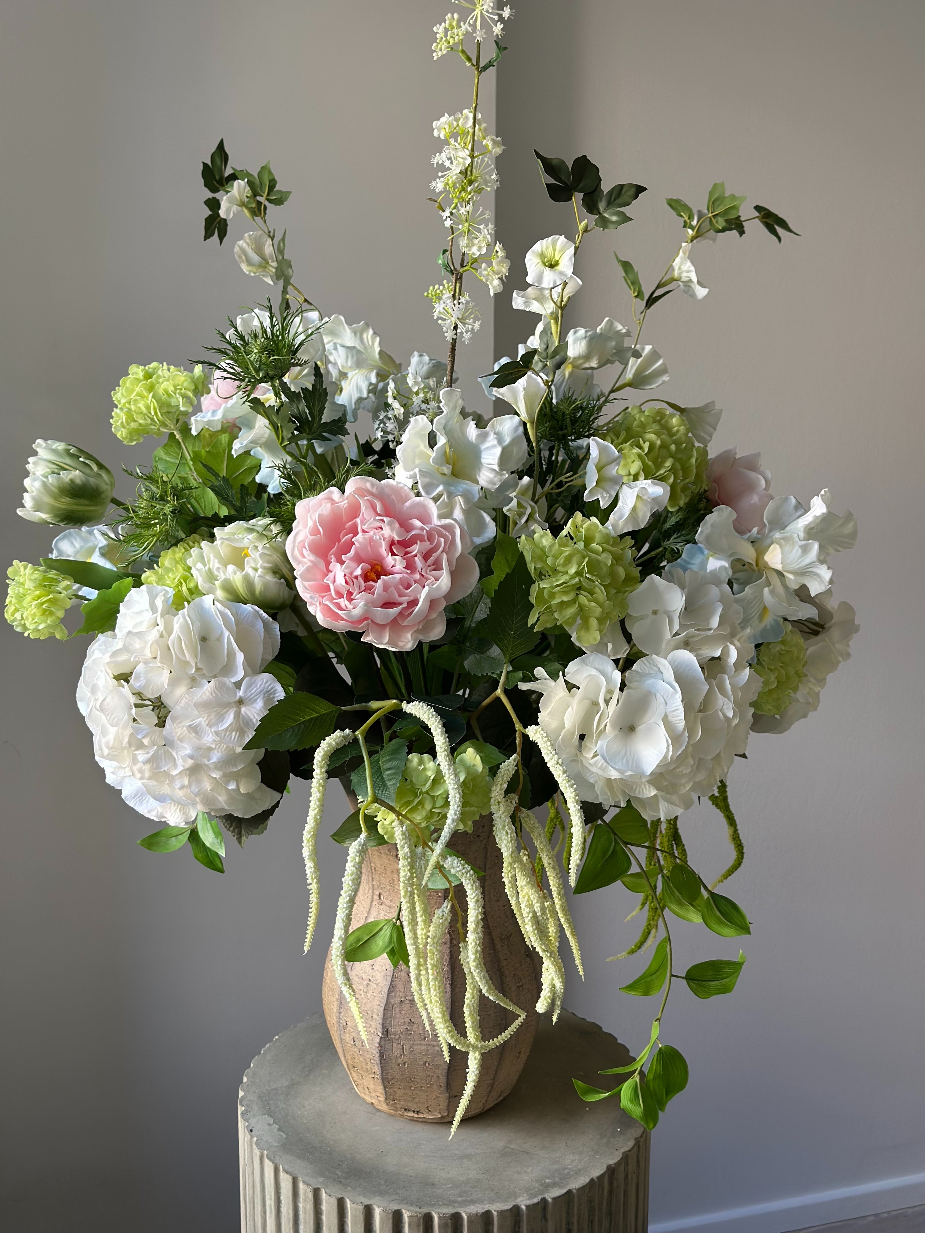 Kunstig blomsterbuket Peony Court i lyserød, hvid og grøn fra Bloomgaard