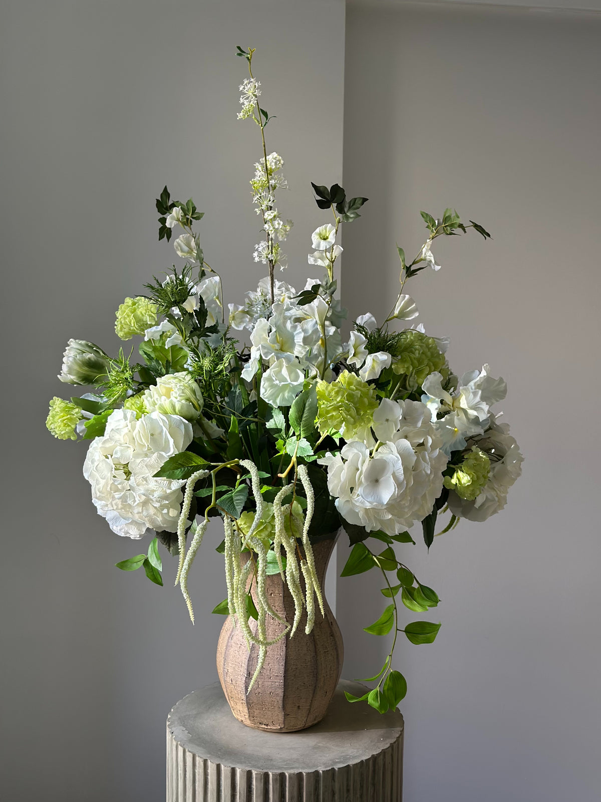 Kunstig blomsterbuket White Portico i hvid og grøn fra Bloomgaard