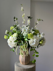 Kunstig blomsterbuket White Portico i hvid og grøn fra Bloomgaard