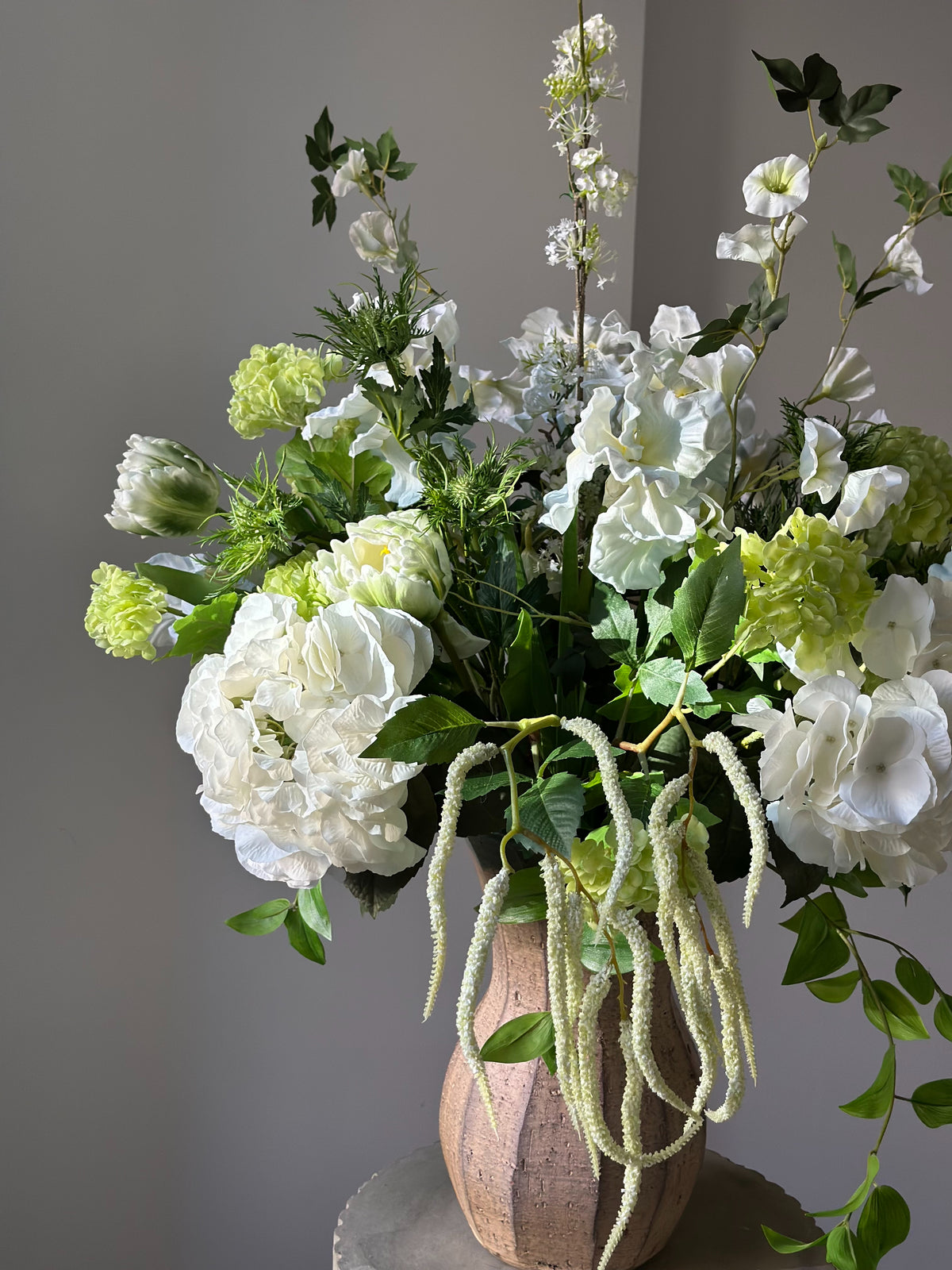 Kunstig blomsterbuket White Portico i hvid og grøn fra Bloomgaard