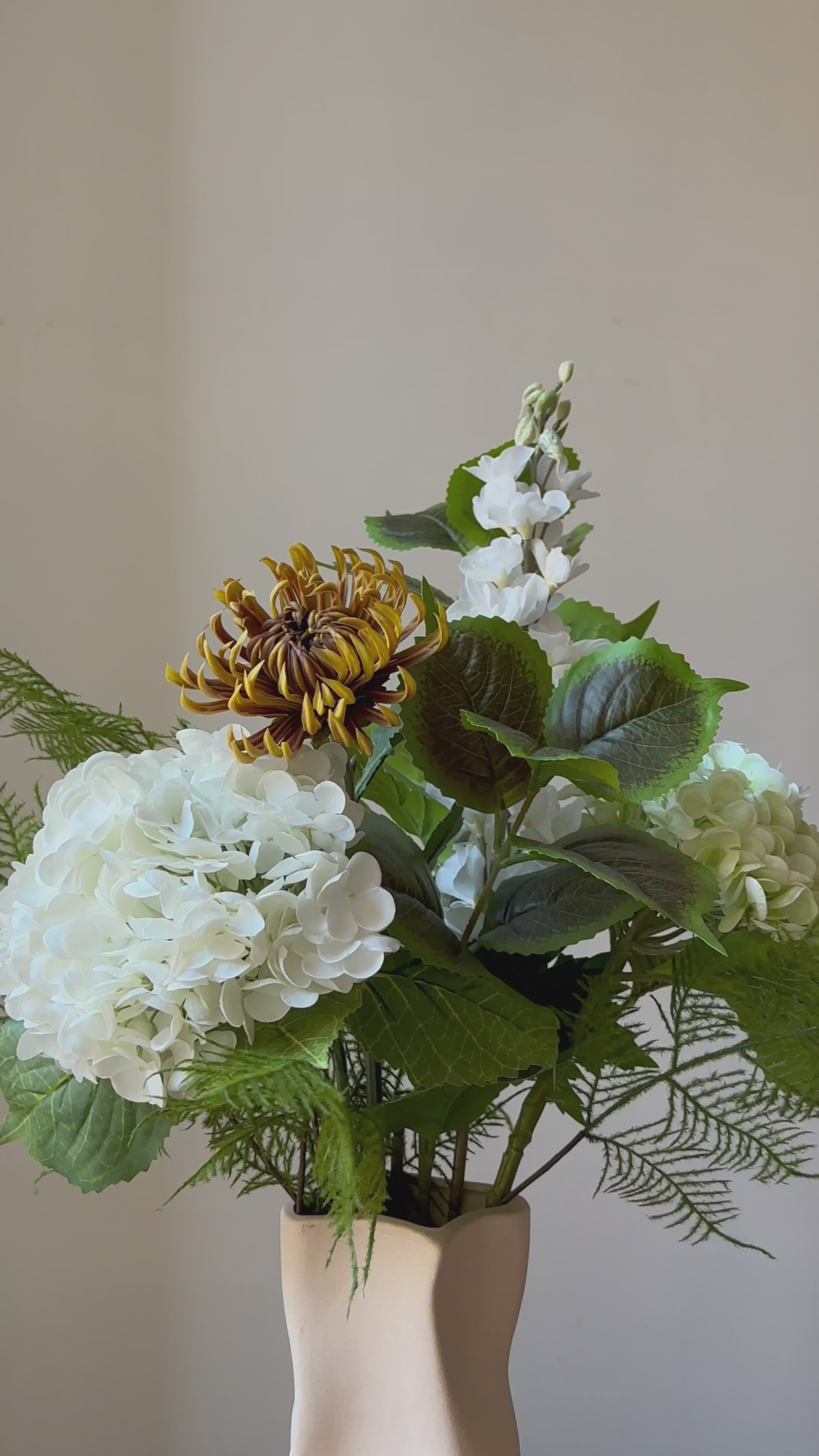 En karakterfuld og sofistikeret efterårsbuket, hvor hvide og grønne hortensiaer, anthurium og ridderspore danner et smukt udgangspunkt. De elegante bregneblade tilfører lethed og en fornemmelse af ro, mens bukettens midtpunkt er den rustfarvede kaktus dahlia, der med sine spidse kronblade og varme nuancer skaber kontrast og balance.

Buketten indeholder:
2x Hortensia
1x Ridderspore
1x Anthurium
1x Efterårs Hortensia Gren
2x Bregne
1x Kaktus Dahlia