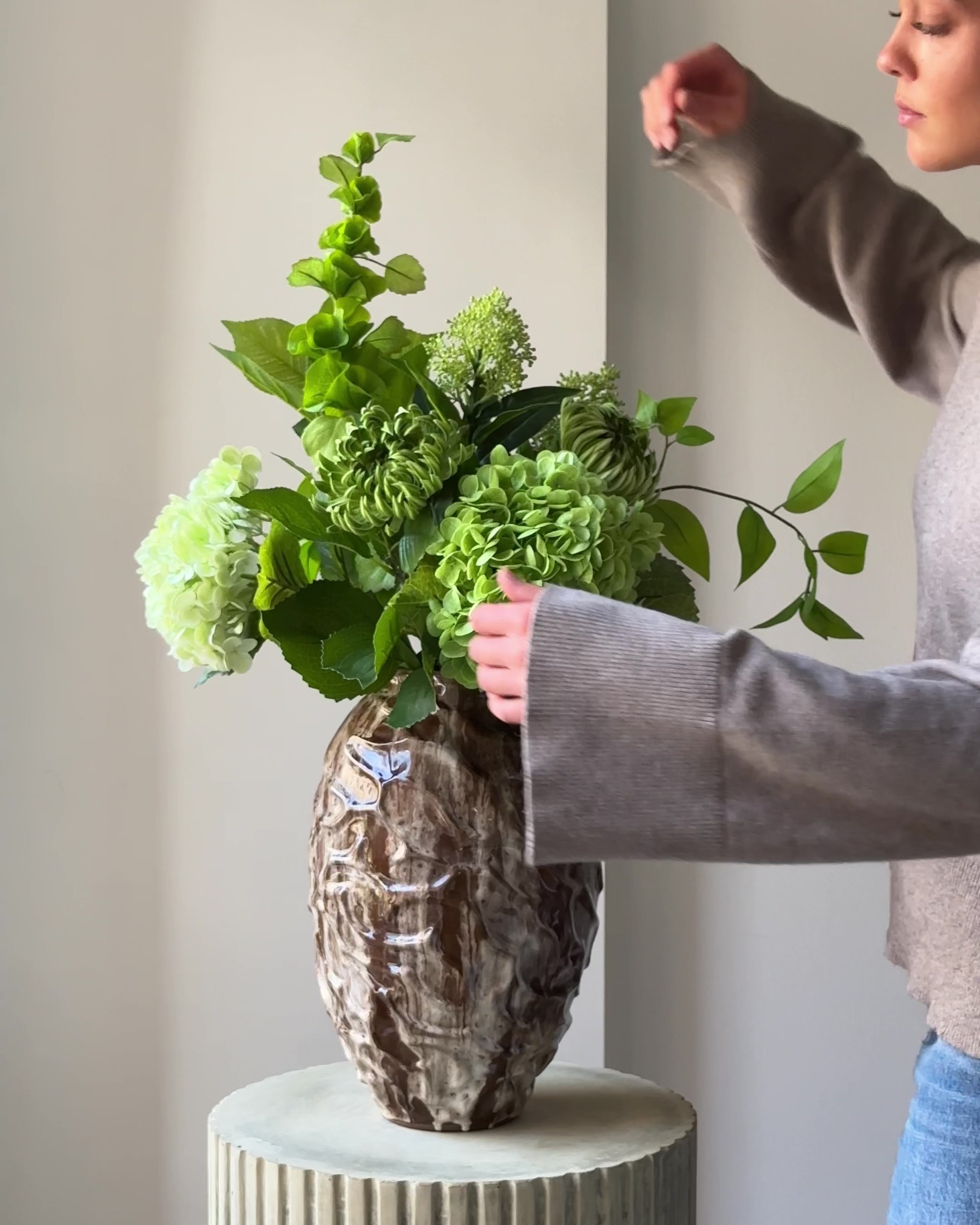 Load video: Kunstig blomsterbuket Green Orangery i grøn fra Bloomgaard