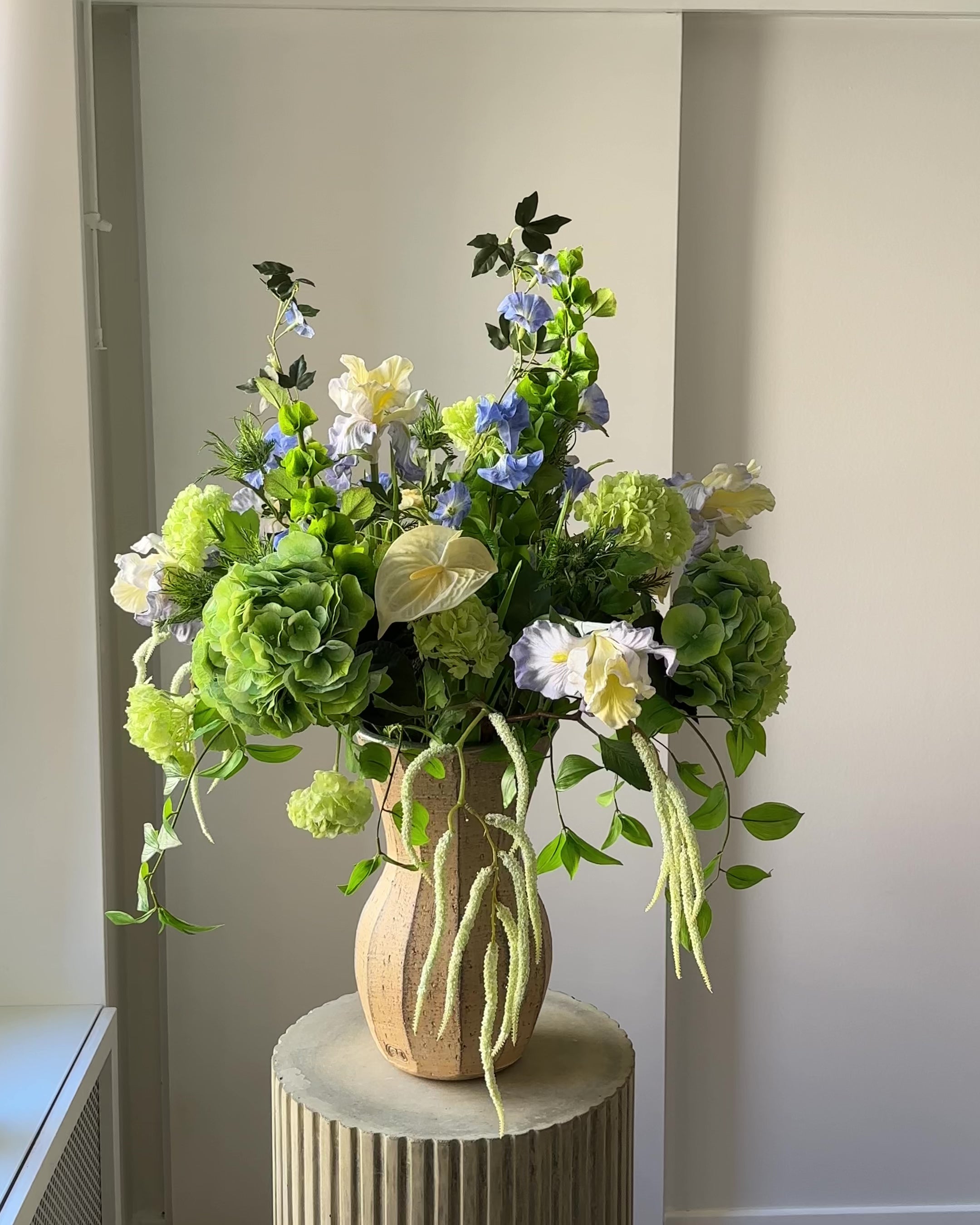Indlæs video: Kunstig blomsterbuket Blue Solarium i blå og grøn fra Bloomgaard