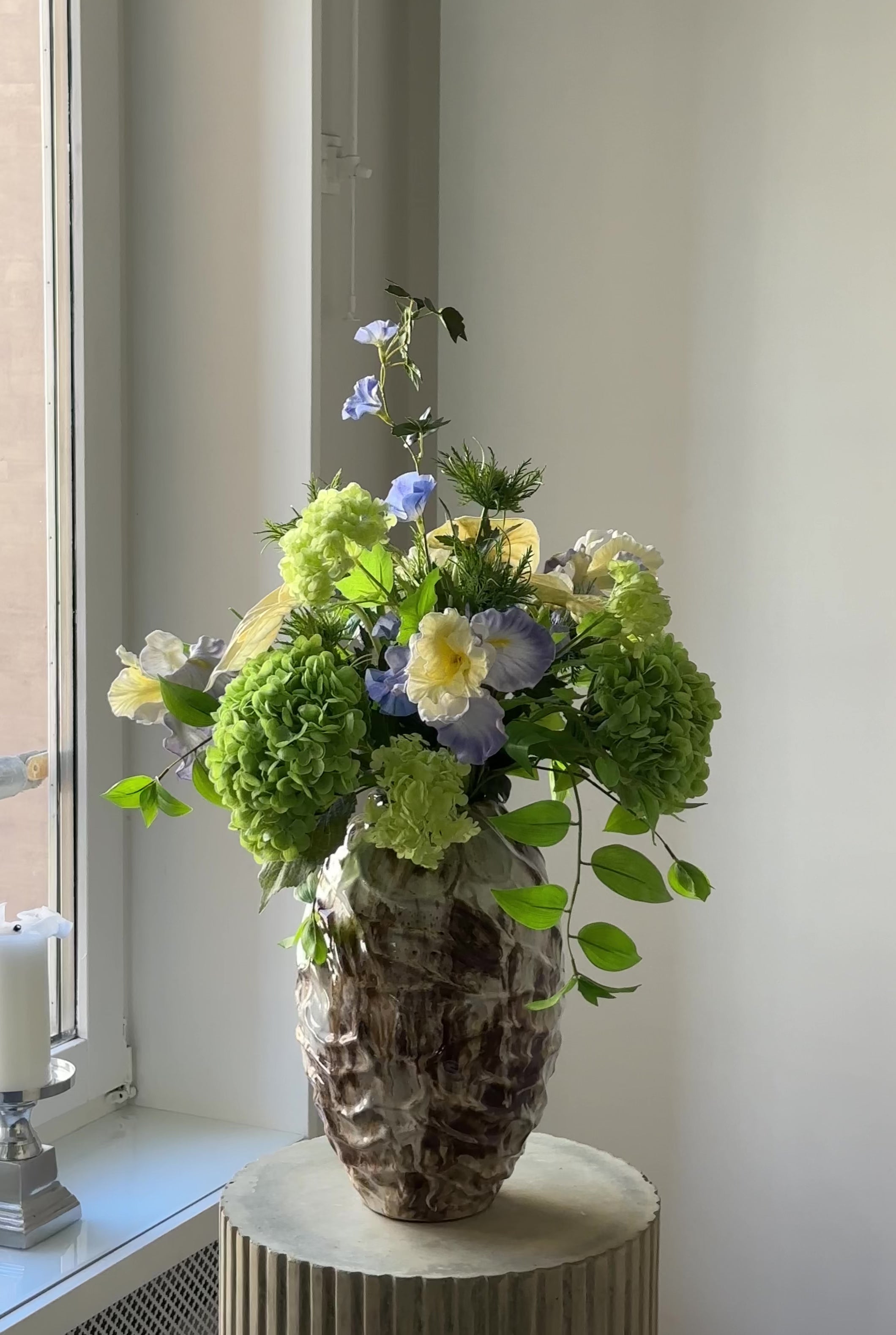 Load video: Kunstig blomsterbuket Azure Terrace i blå og grøn fra Bloomgaard