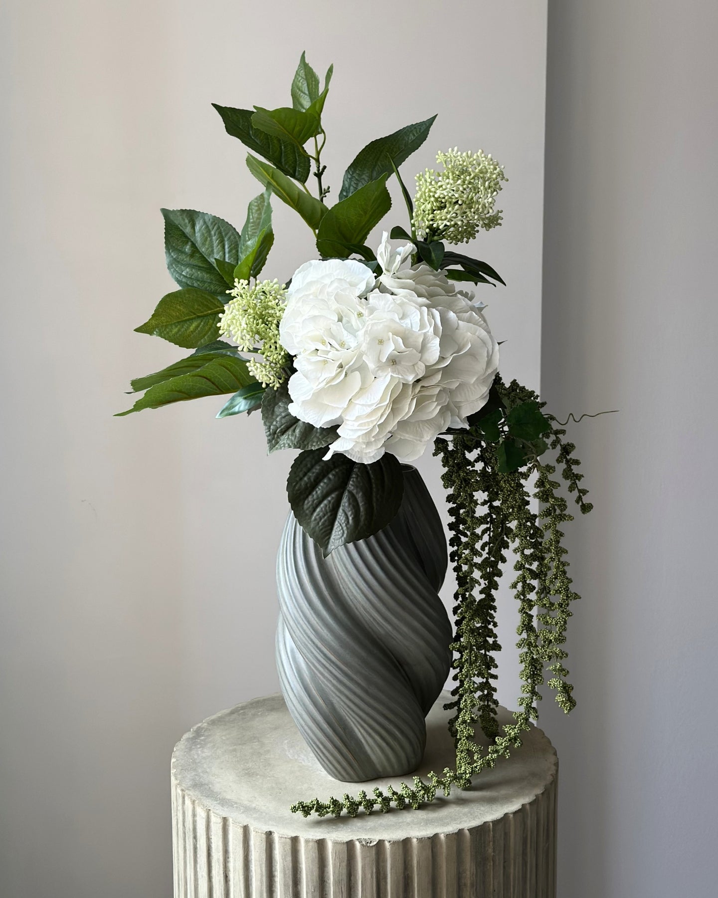 Evighedsbuket af kunstige blomster. Indeholder blandt andet en kunstig hvid hortensia 