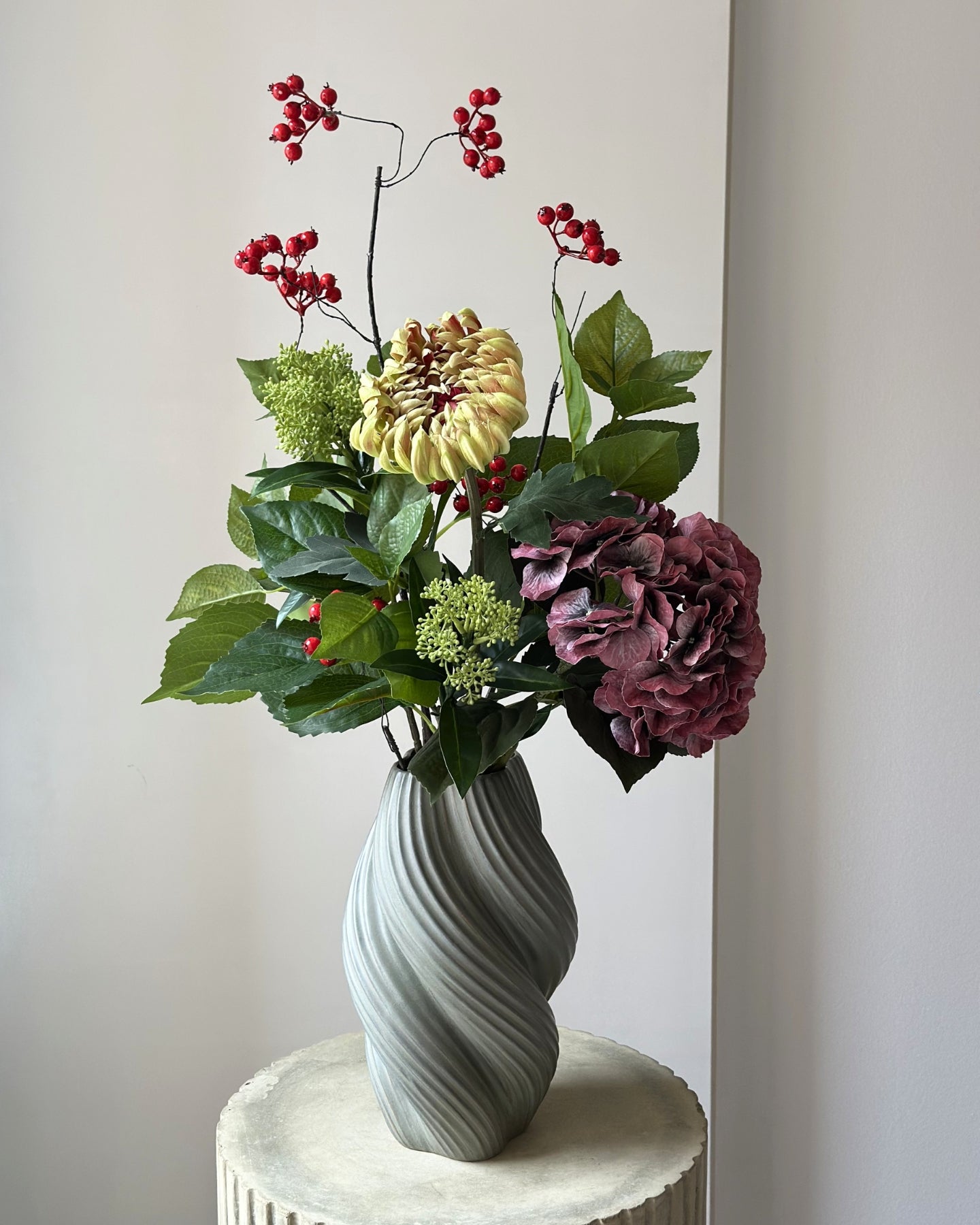 Buket af kunstige blomster med bær og grønne blade
