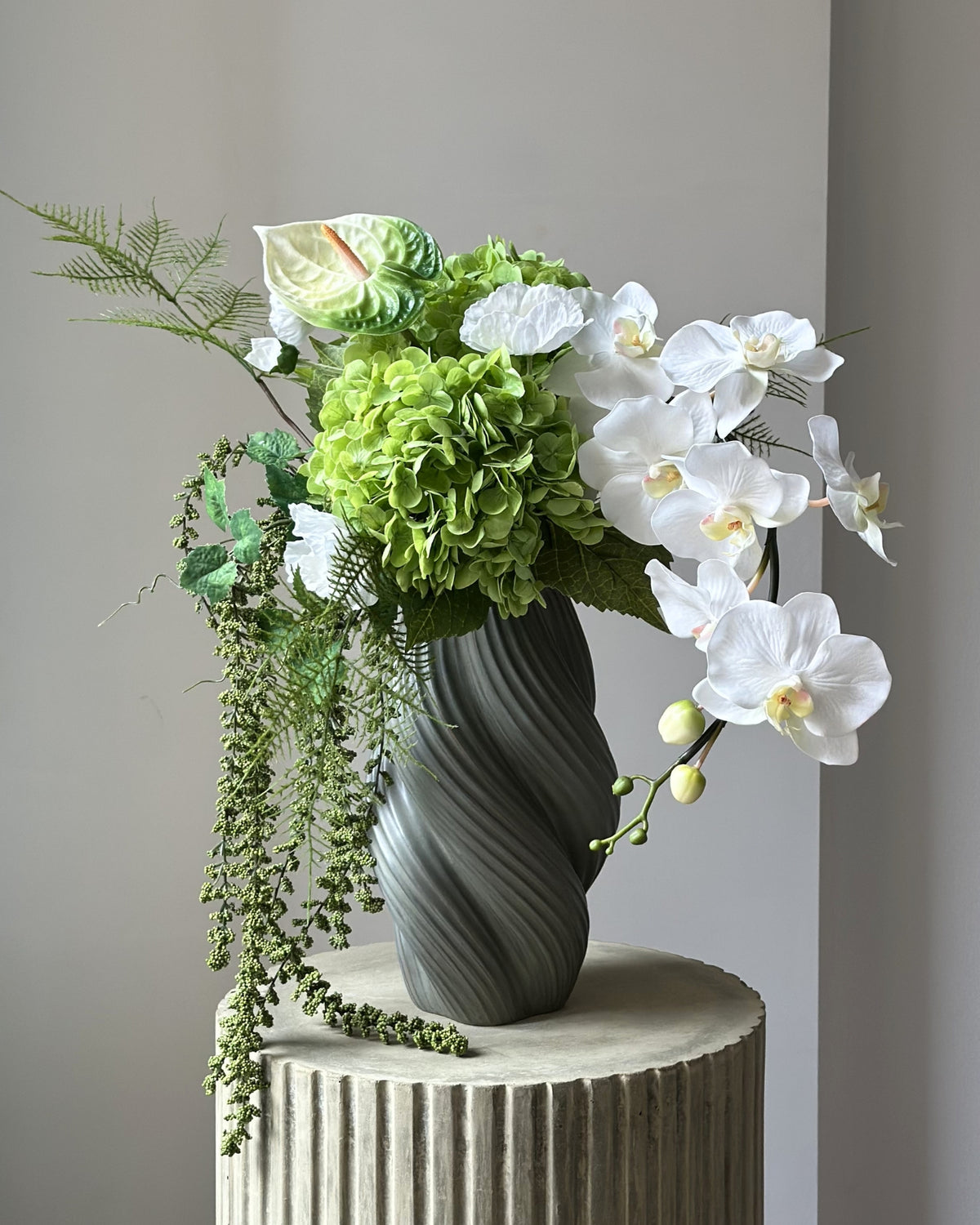 Evighedsbuket af kunstige blomster i groen og hvid